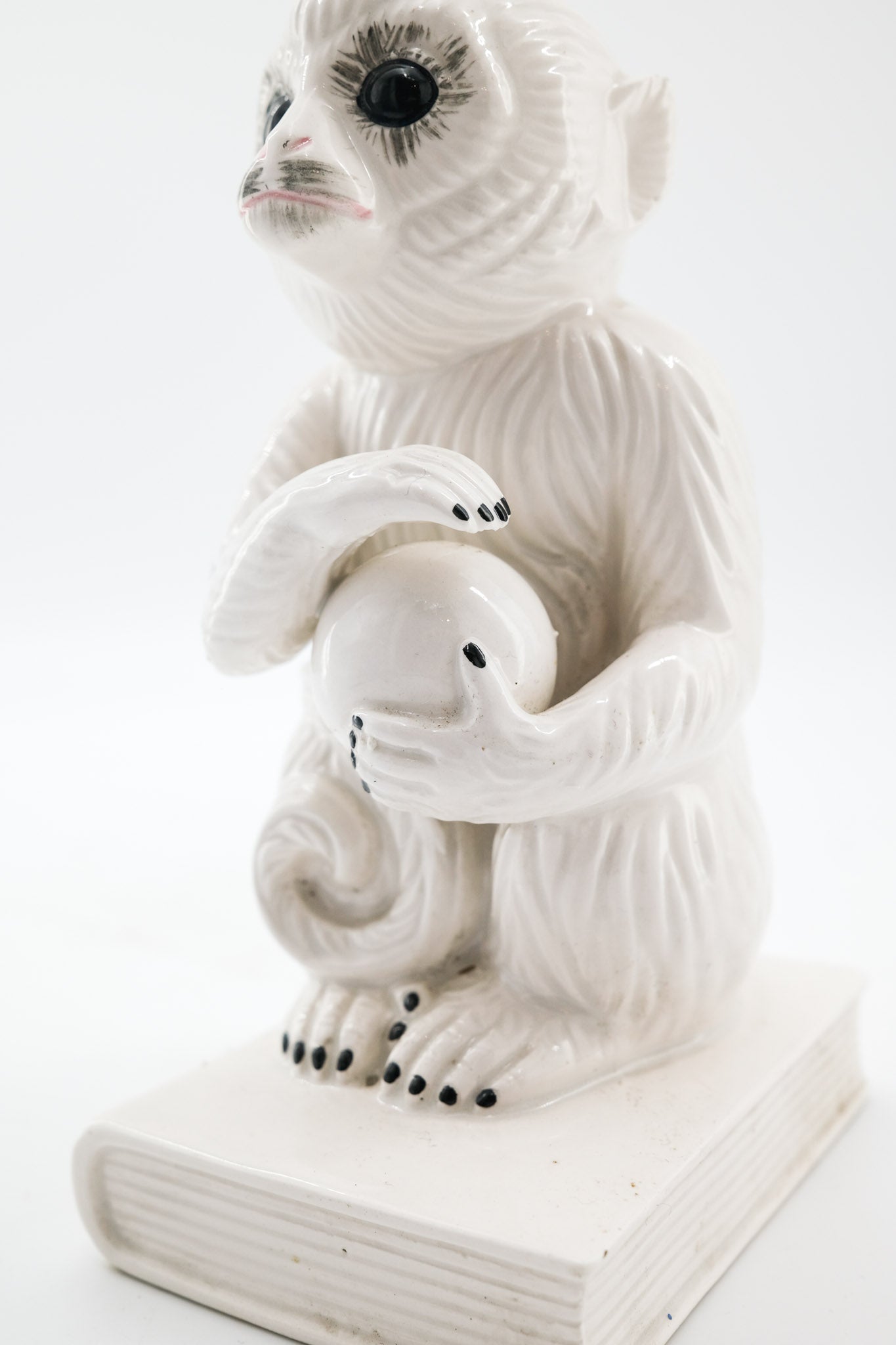 Vintage Ceramic Monkey Figurine Holding an Orb on Book Base / ヴィンテージ セラミック製 モンキーフィギュア（宝珠と本を抱えた猿）