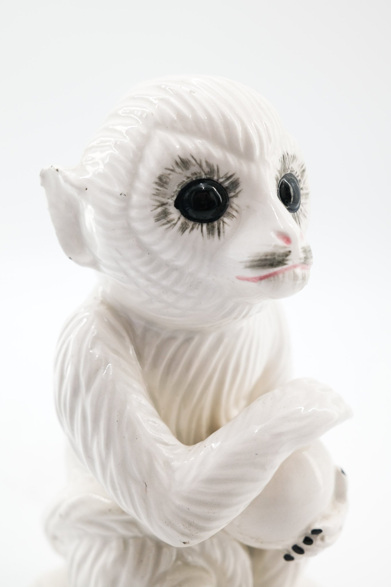 Vintage Ceramic Monkey Figurine Holding an Orb on Book Base / ヴィンテージ セラミック製 モンキーフィギュア（宝珠と本を抱えた猿）