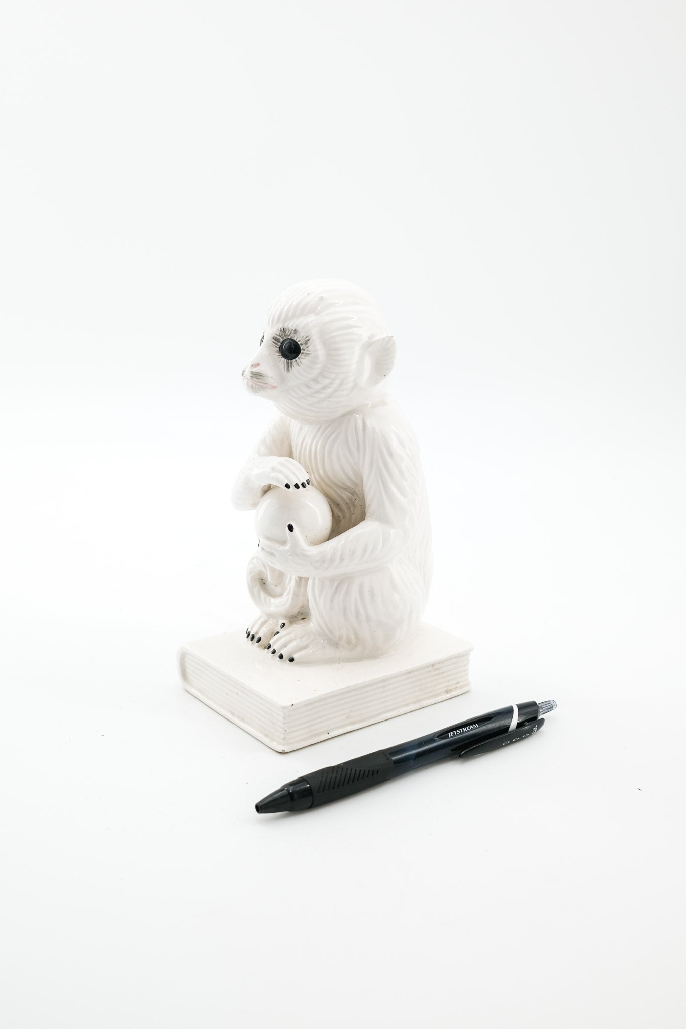 Vintage Ceramic Monkey Figurine Holding an Orb on Book Base / ヴィンテージ セラミック製 モンキーフィギュア（宝珠と本を抱えた猿）