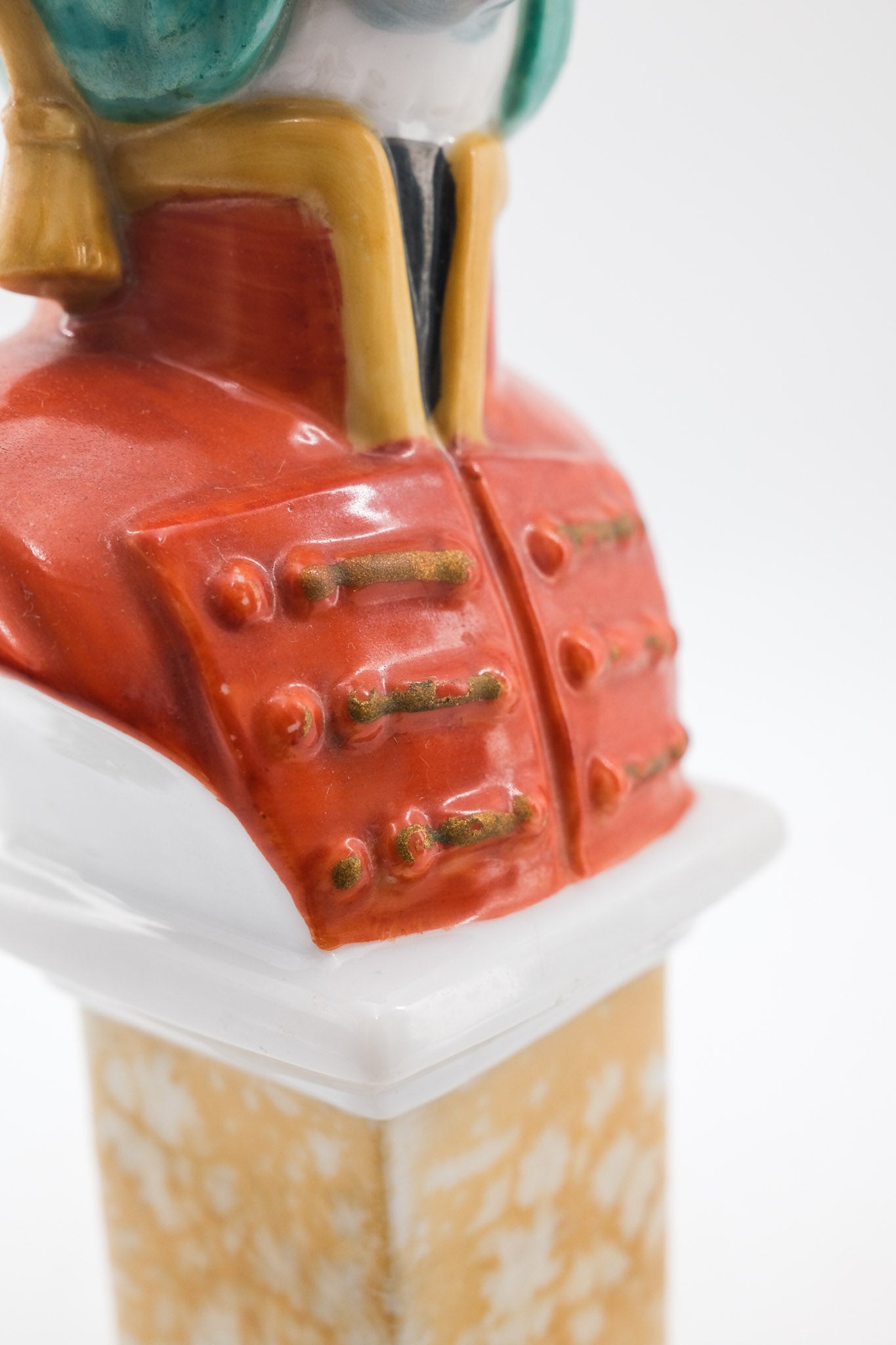 Parrot Bust in Military Uniform / オウムの将校フィギュア