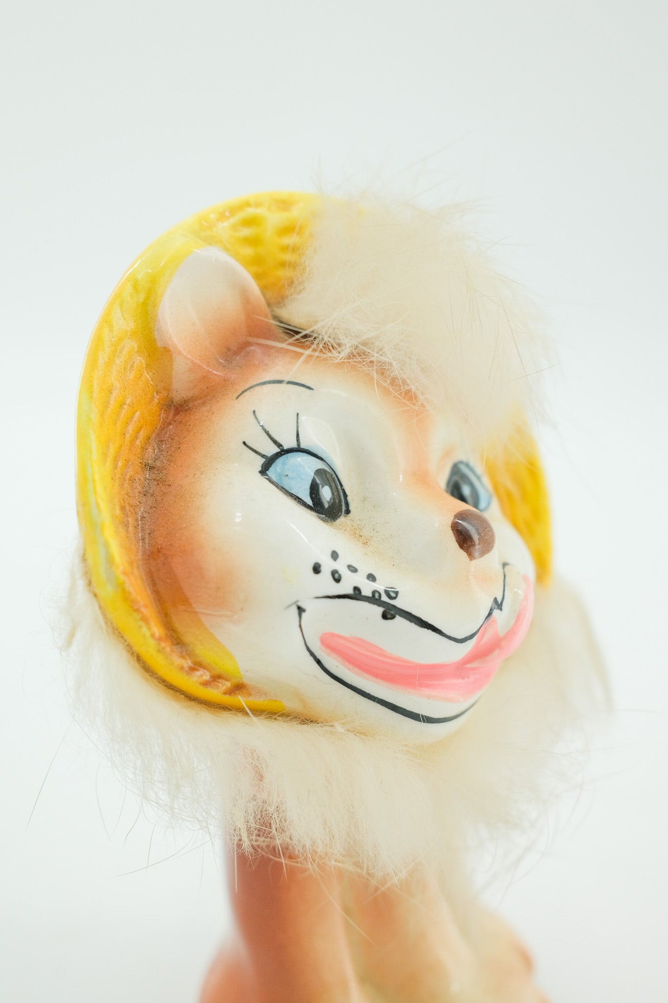 Vintage Ceramic Lion Figurine with Yellow Hat / 黄色い帽子のライオン 陶器置物