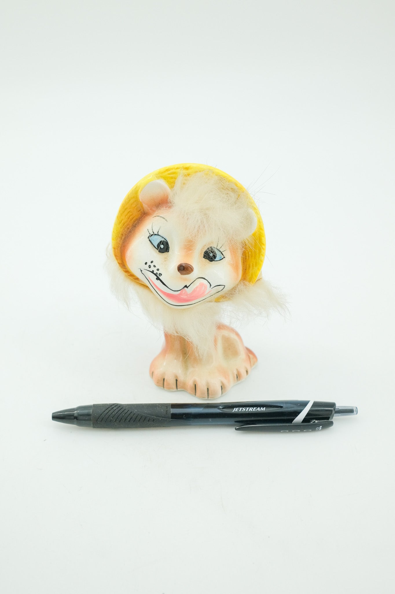 Vintage Ceramic Lion Figurine with Yellow Hat / 黄色い帽子のライオン 陶器置物