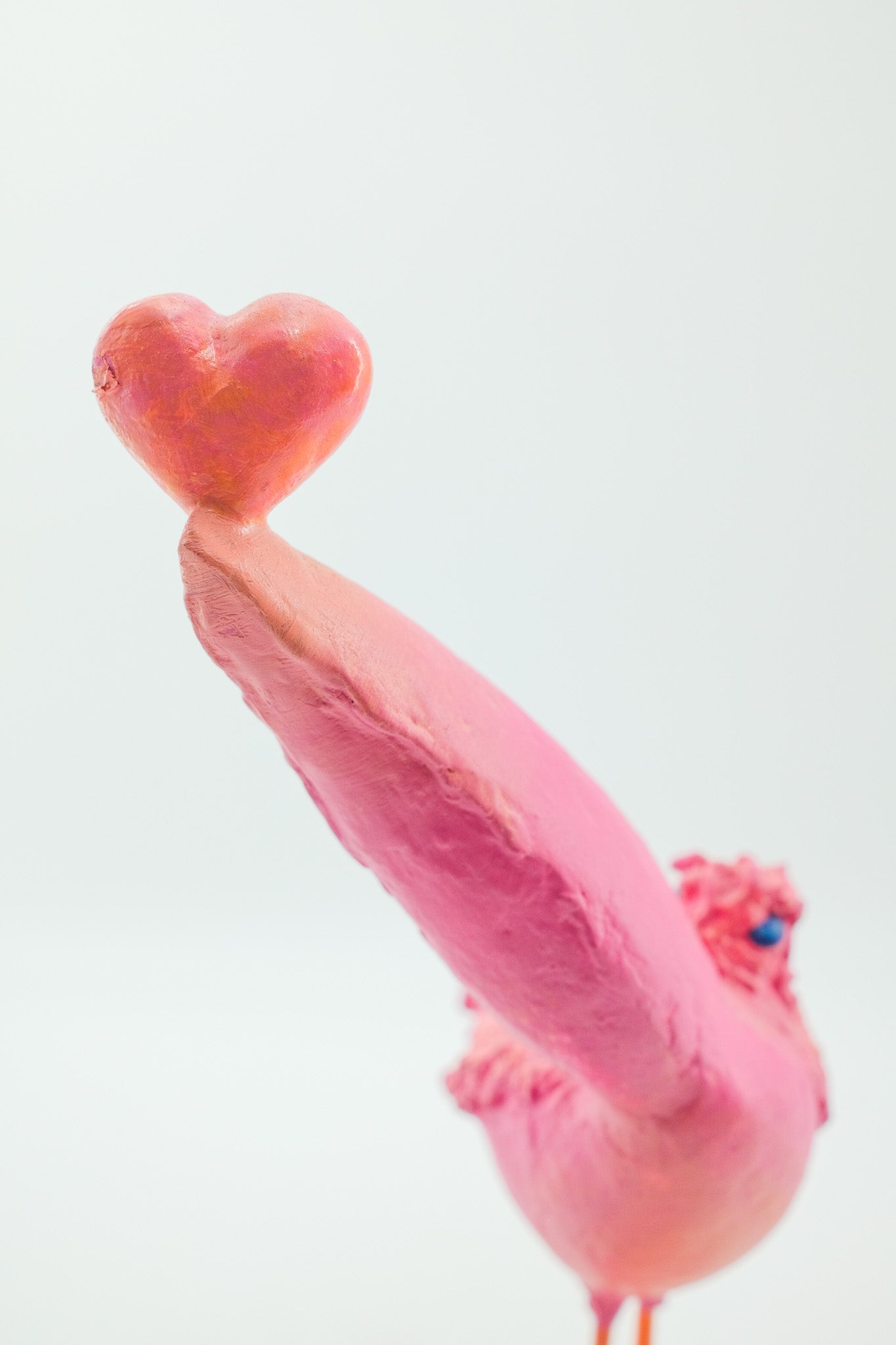 Bird Holding a Heart / ハートを掲げた鳥