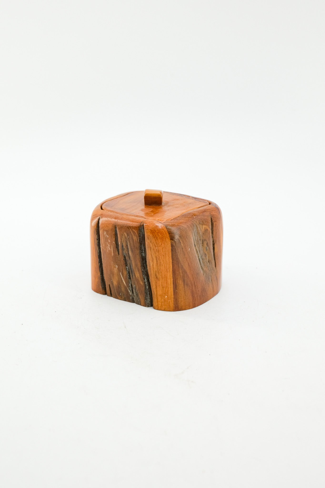 Cliff Mire作 Cypress Wood Lidded Box (2000)