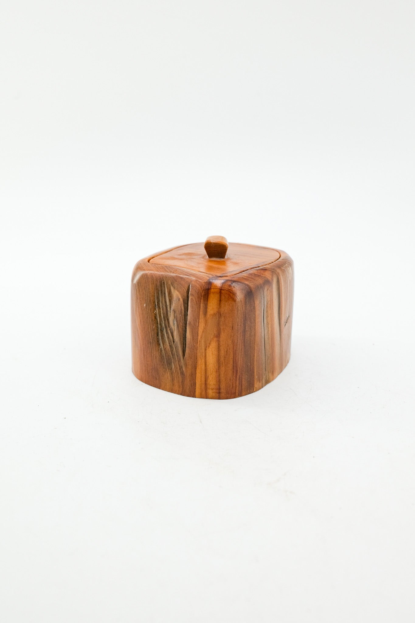 Cliff Mire作 Cypress Wood Lidded Box (2000)