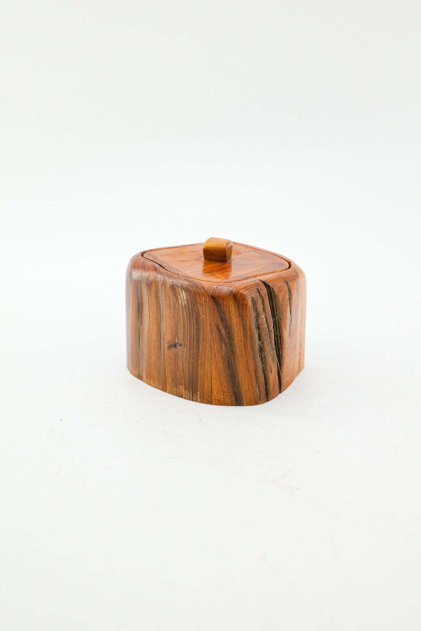 Cliff Mire作 Cypress Wood Lidded Box (2000)