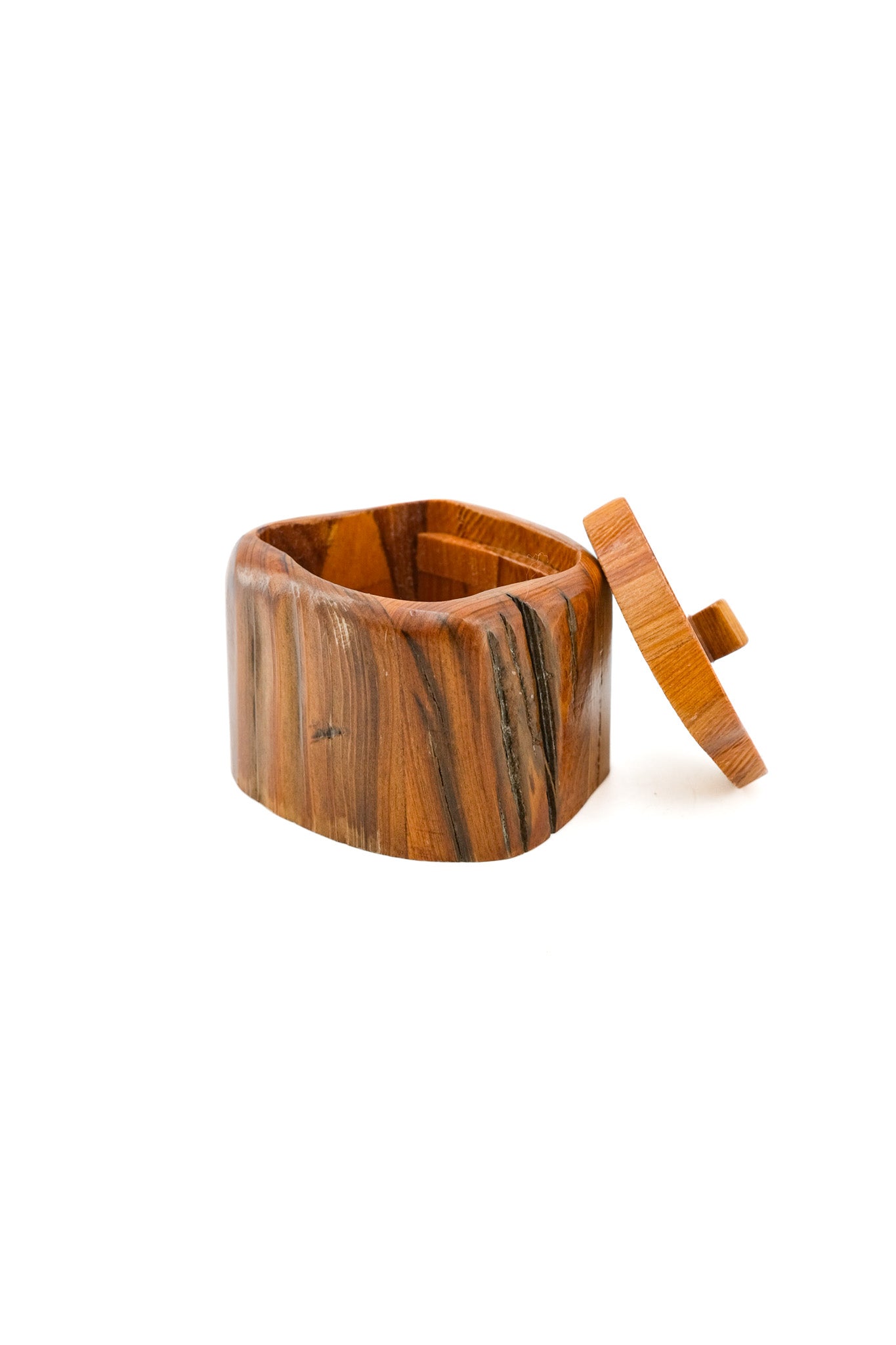 Cliff Mire作 Cypress Wood Lidded Box (2000)
