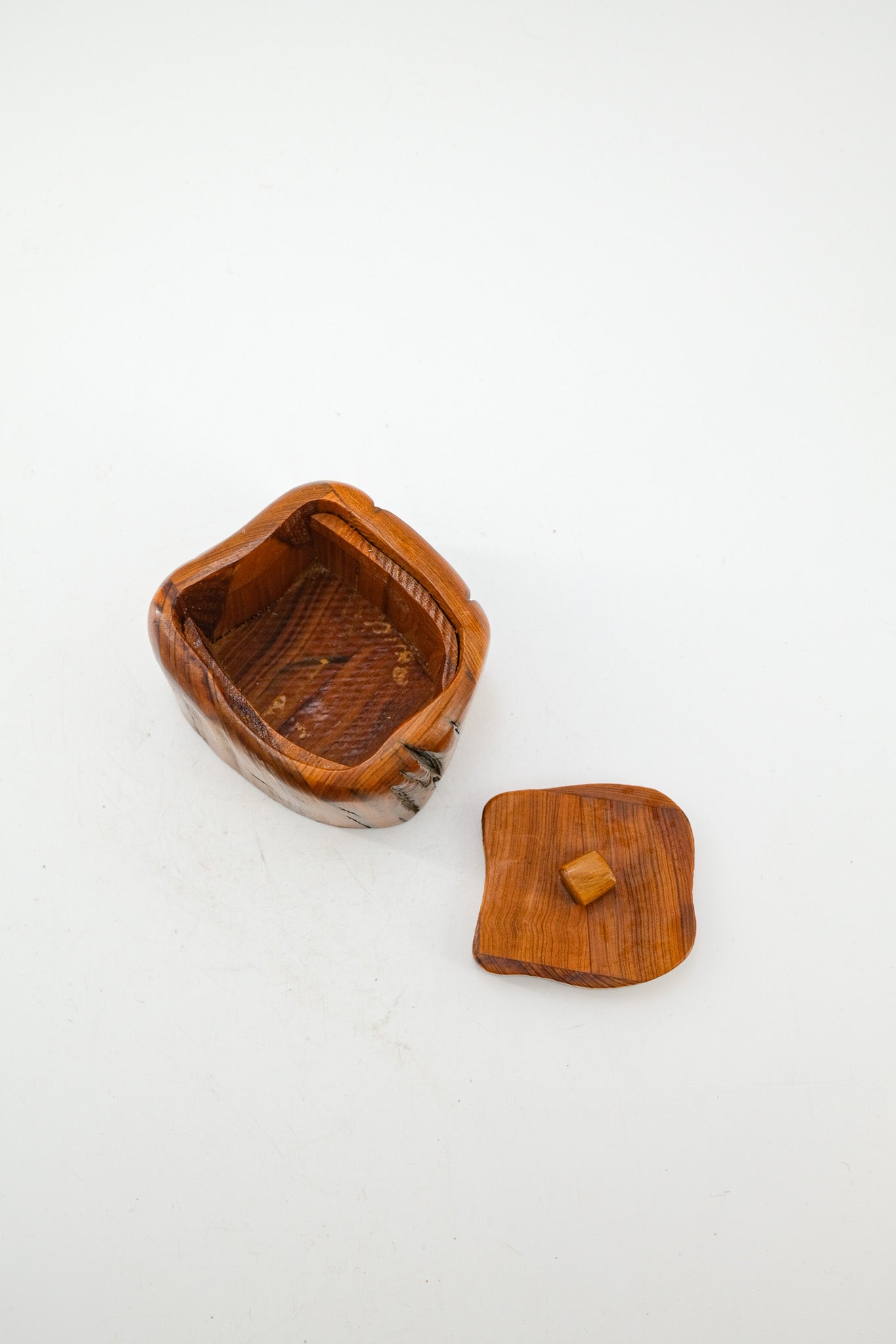 Cliff Mire作 Cypress Wood Lidded Box (2000)