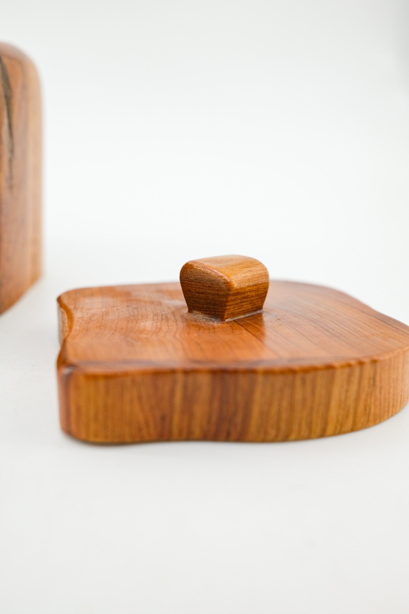 Cliff Mire作 Cypress Wood Lidded Box (2000)