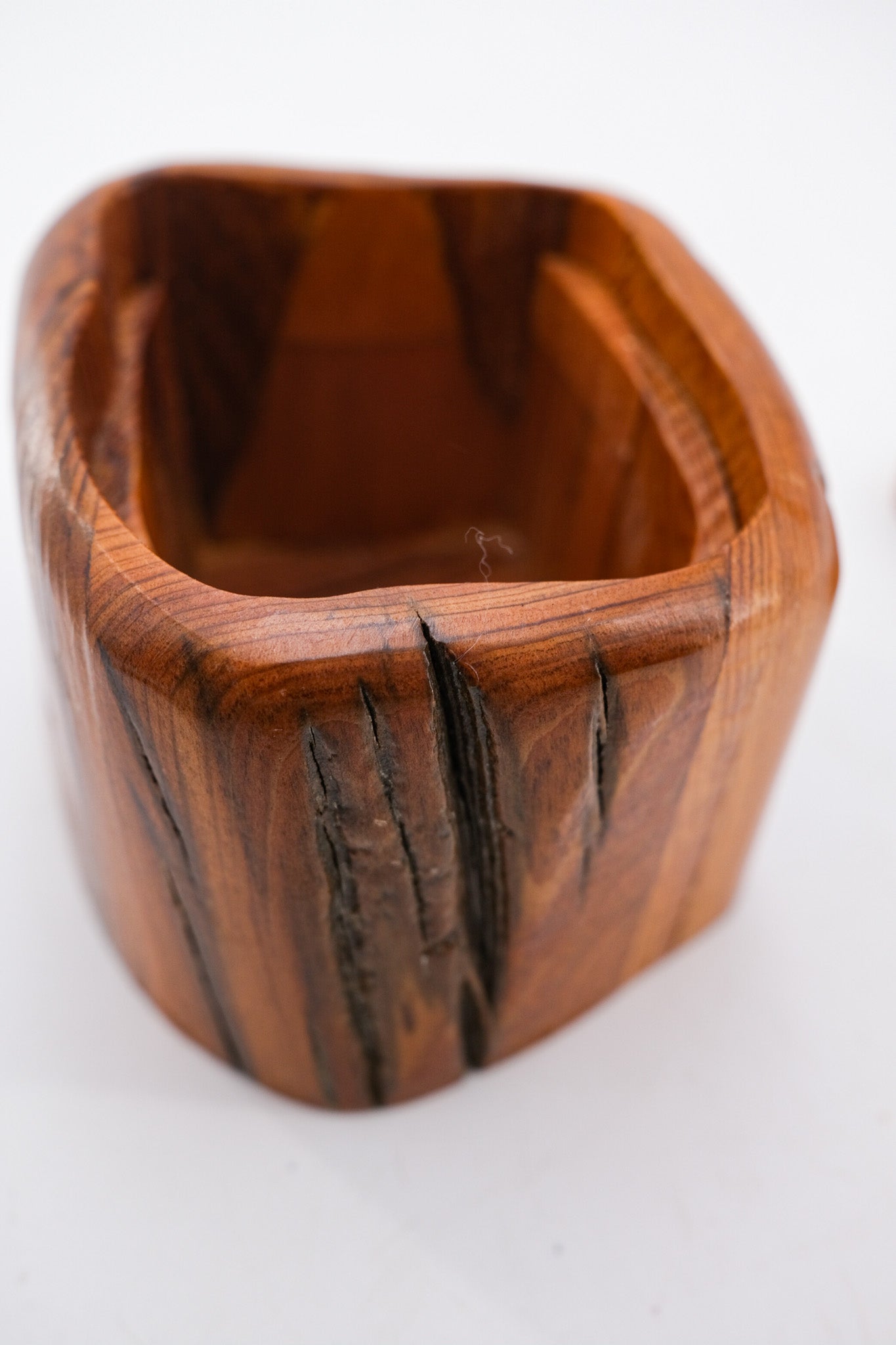Cliff Mire作 Cypress Wood Lidded Box (2000)