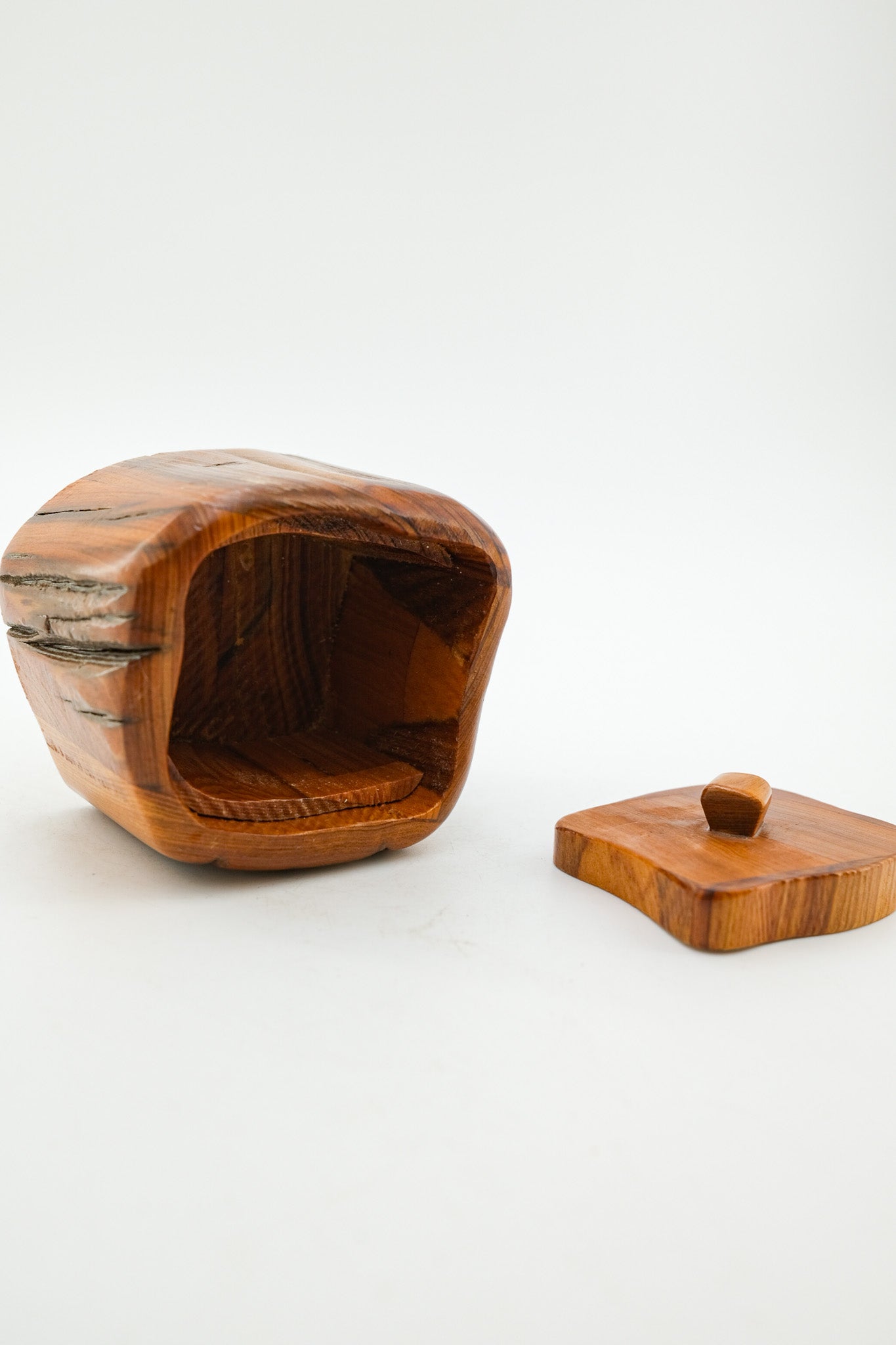 Cliff Mire作 Cypress Wood Lidded Box (2000)