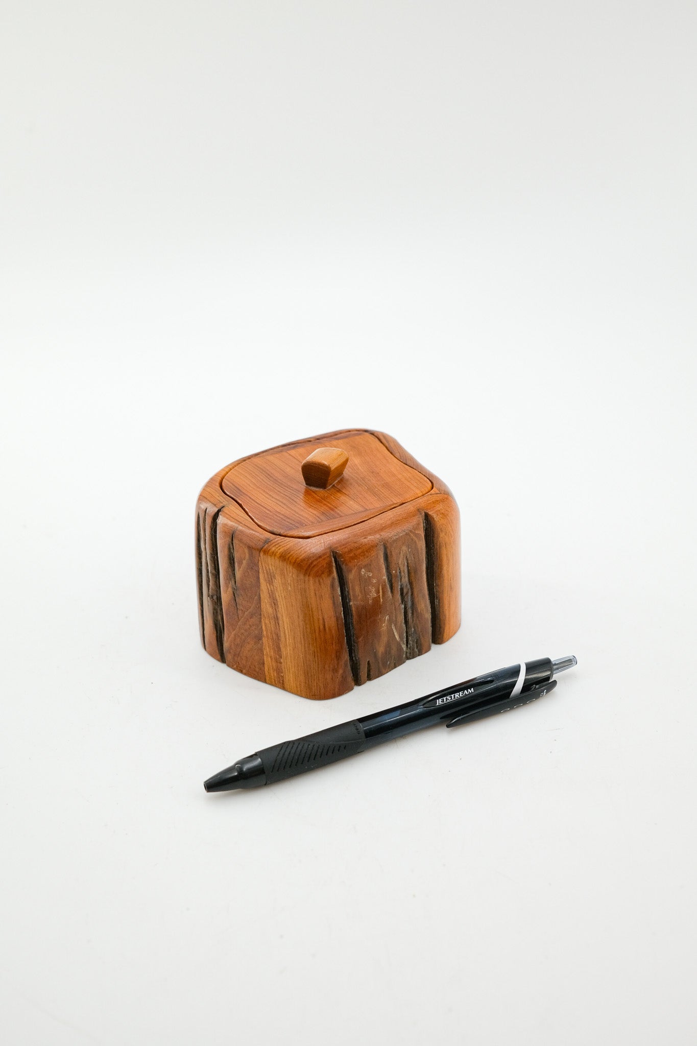 Cliff Mire作 Cypress Wood Lidded Box (2000)