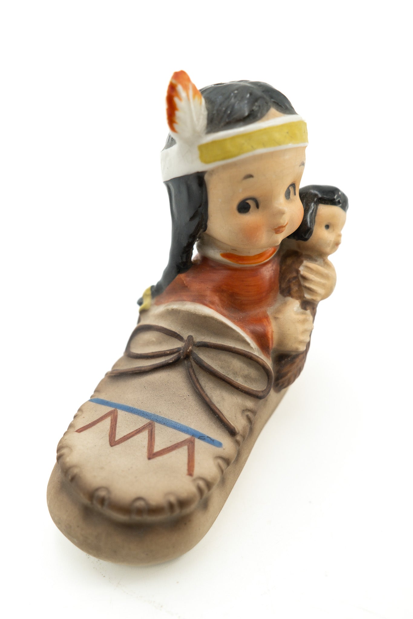 Native American Child in Moccasin Figurine / モカシンに乗った子供の置物
