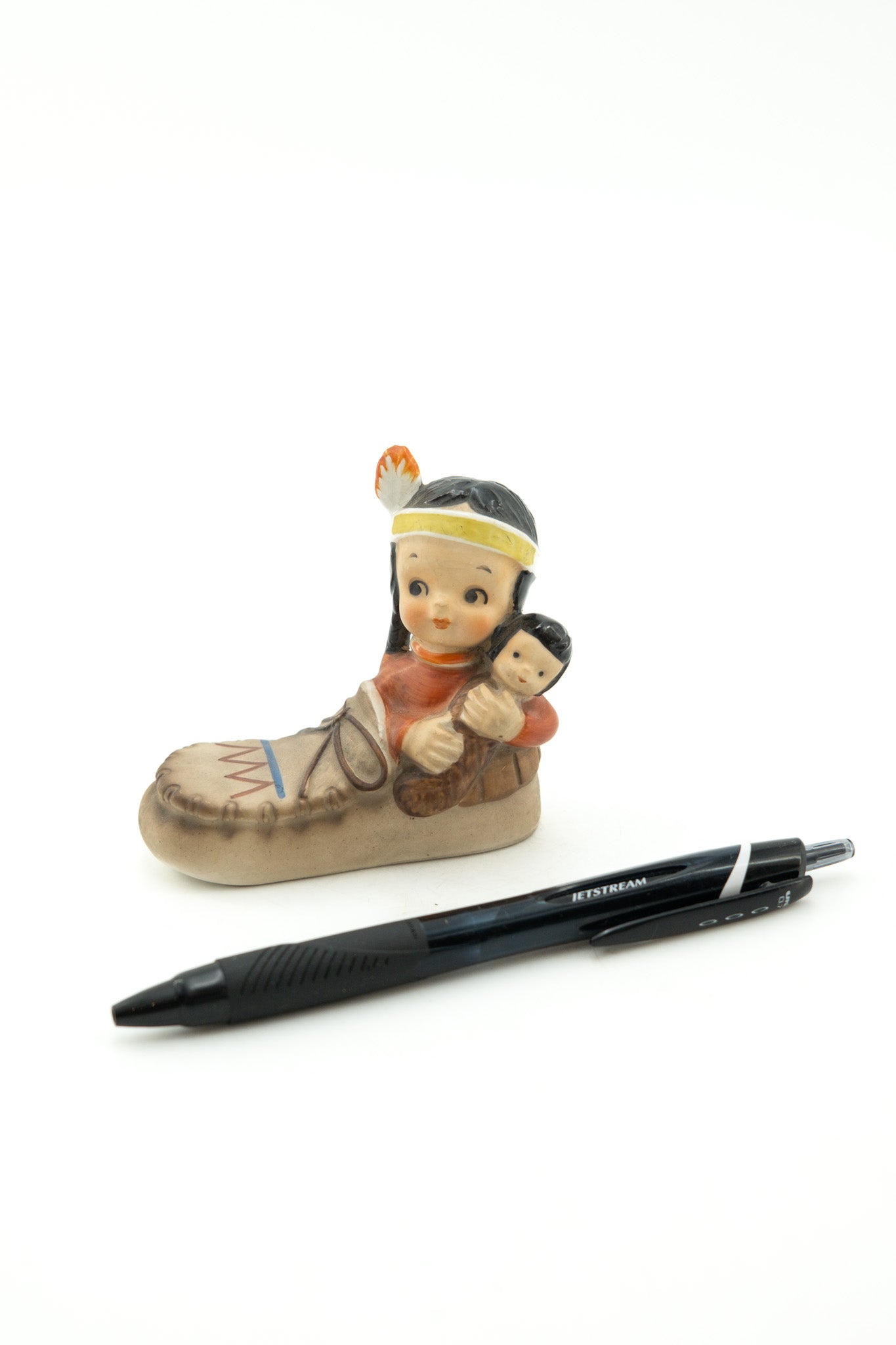 Native American Child in Moccasin Figurine / モカシンに乗った子供の置物