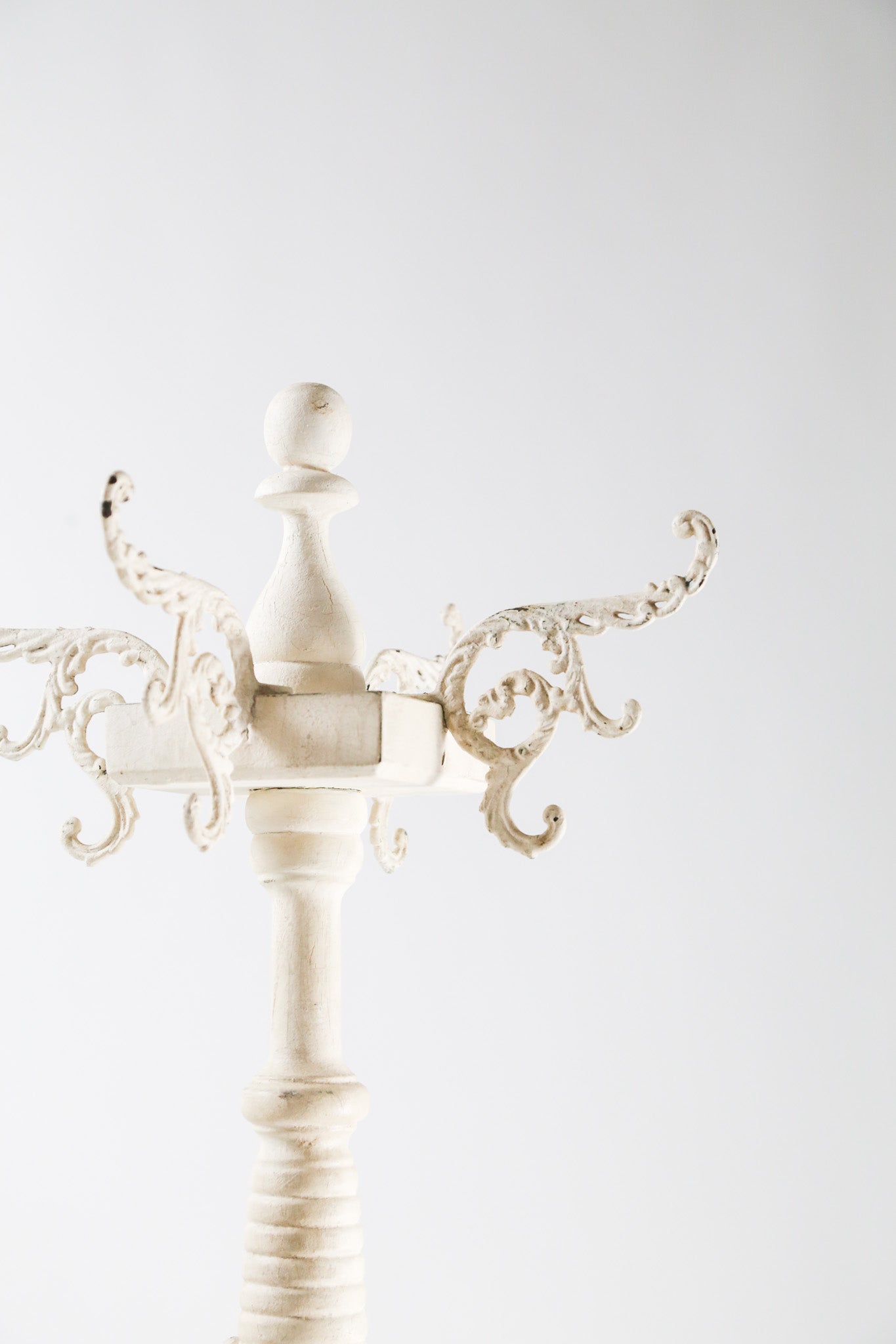 White Wooden Coat Rack / 白 木製コートラック