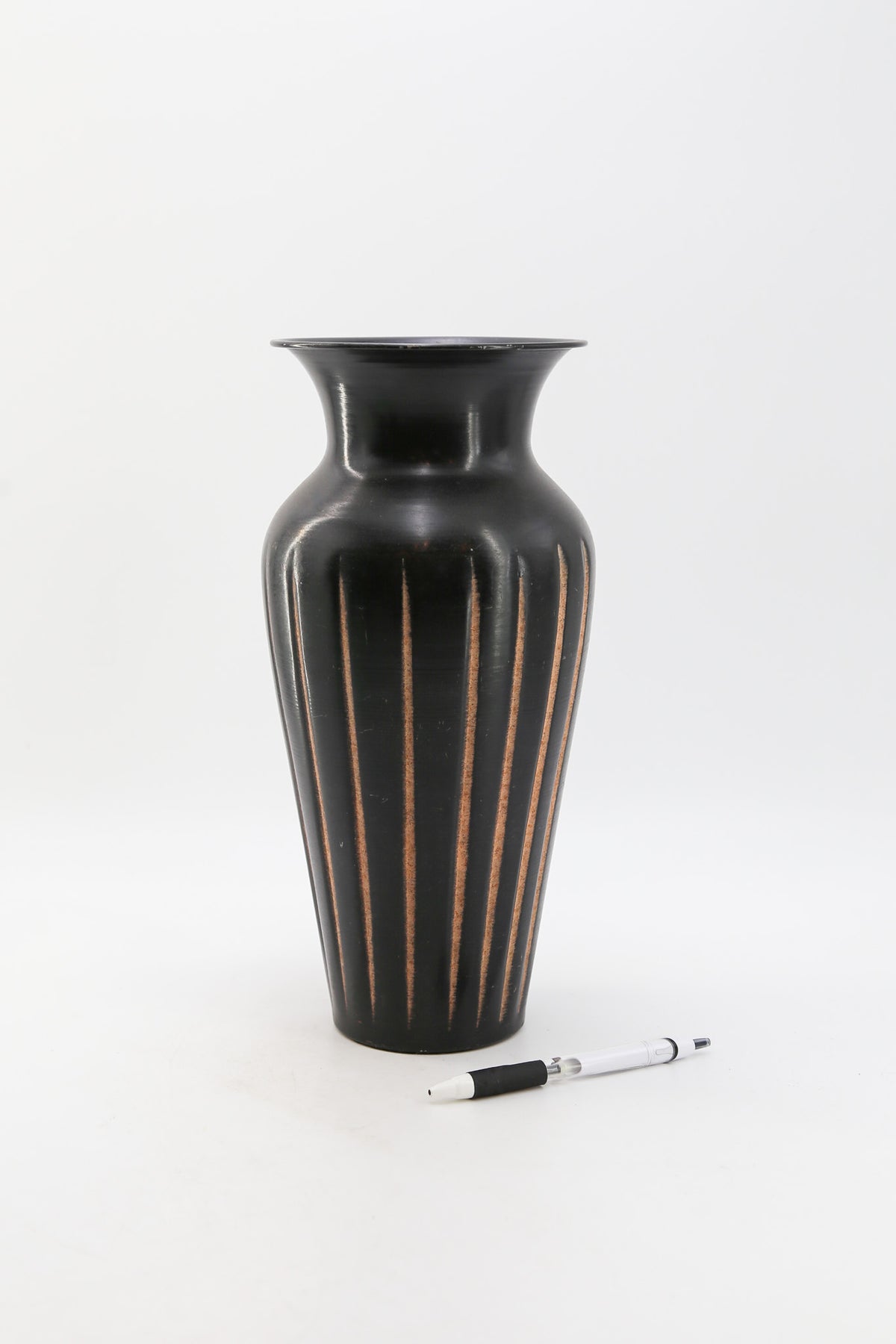 Metal Black Fluted Ceramic Vase / 金属製マットブラック フル 花瓶