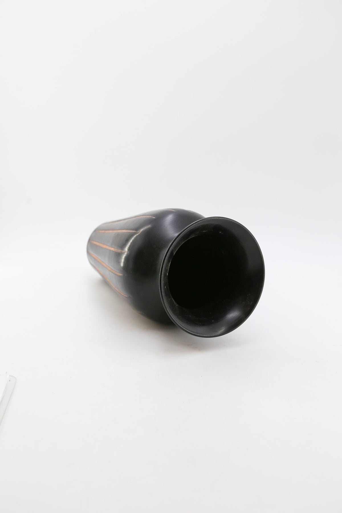 Metal Black Fluted Ceramic Vase / 金属製マットブラック フル 花瓶