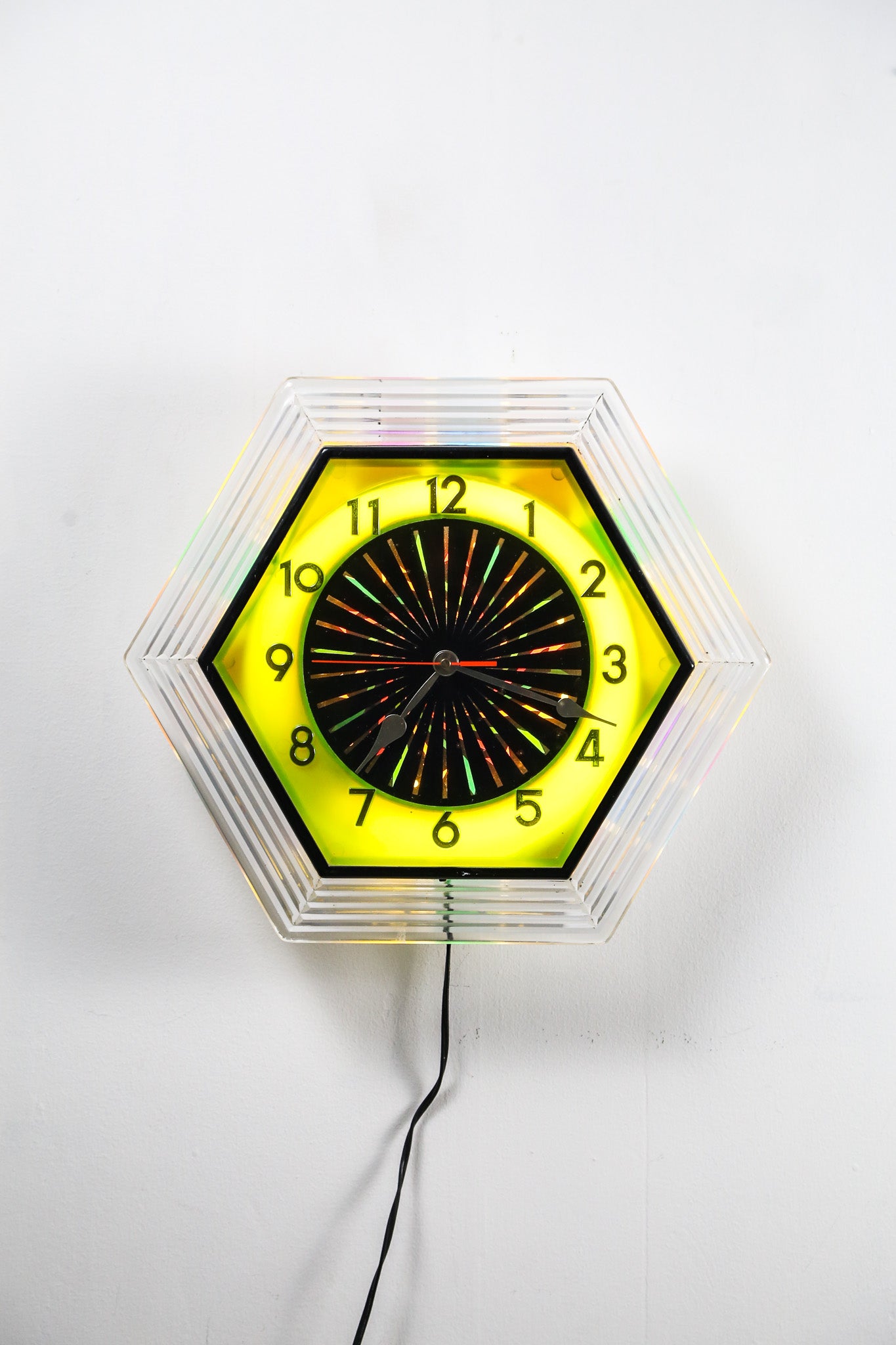 Colorful Glowing Wall Clock / カラフルに光る時計