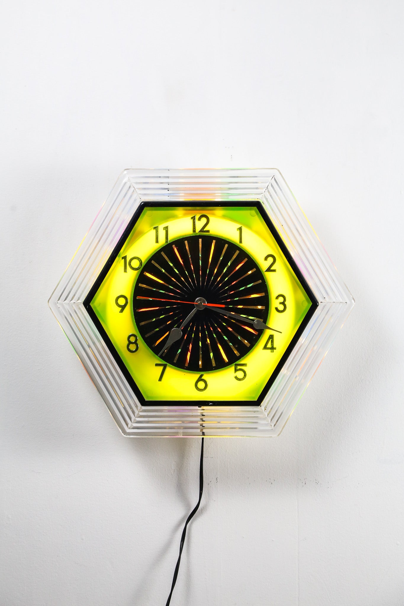 Colorful Glowing Wall Clock / カラフルに光る時計