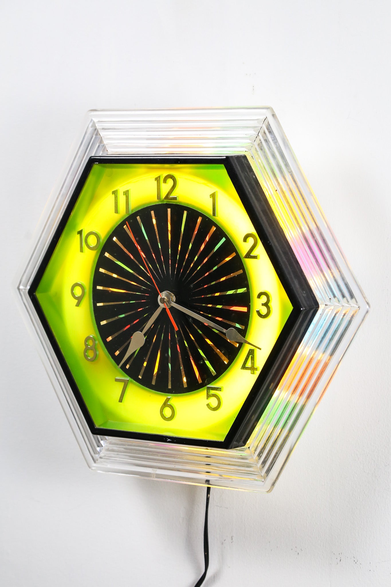 Colorful Glowing Wall Clock / カラフルに光る時計