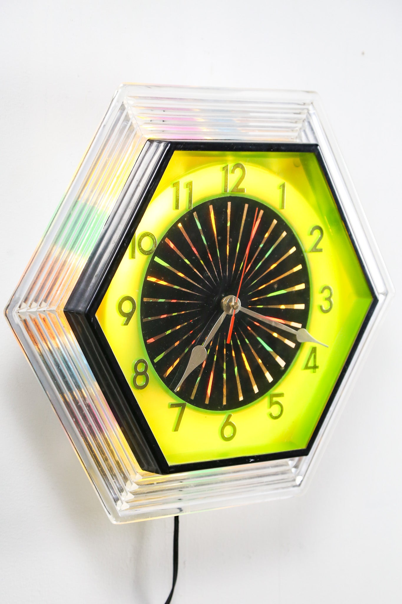Colorful Glowing Wall Clock / カラフルに光る時計