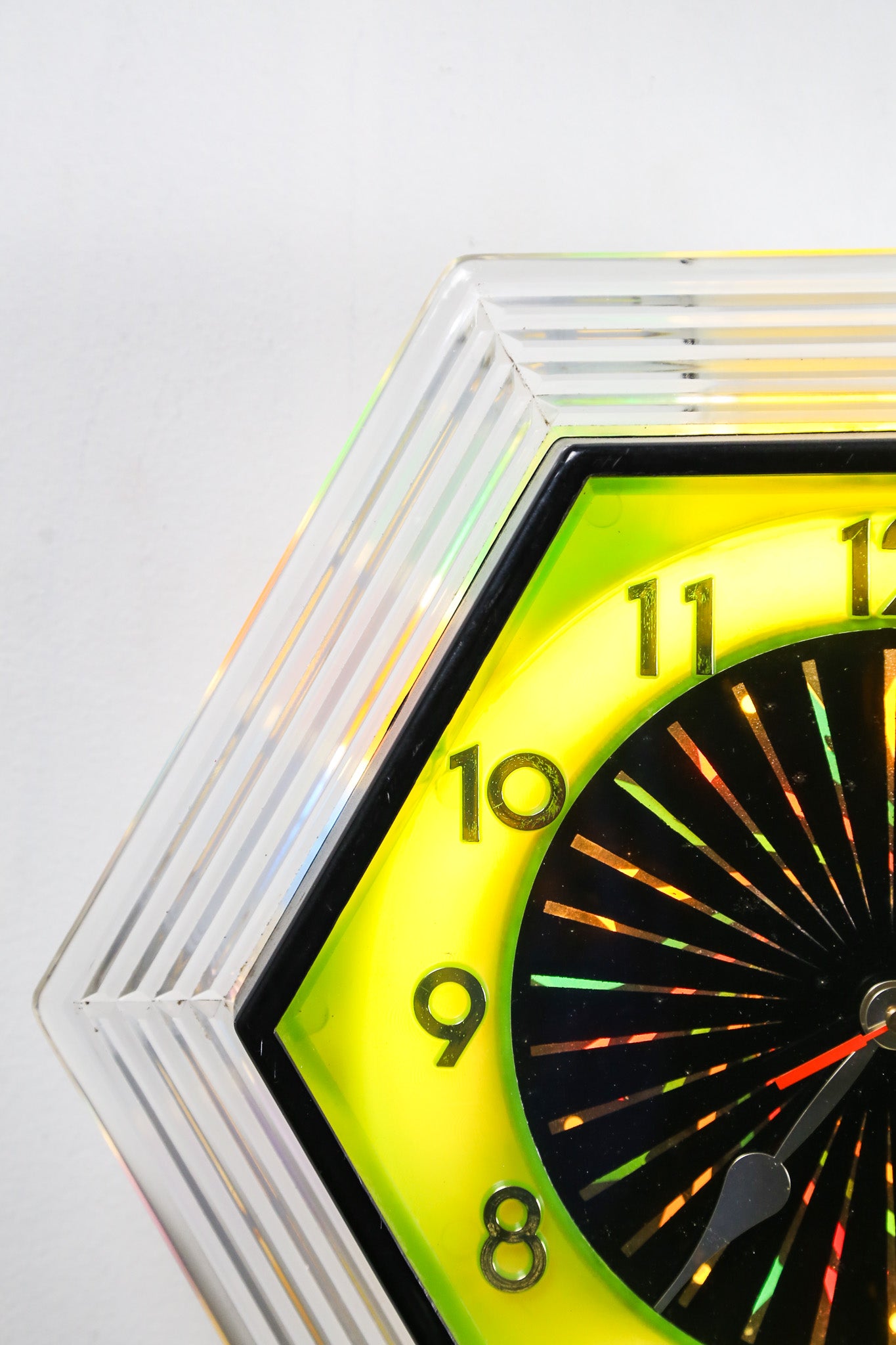 Colorful Glowing Wall Clock / カラフルに光る時計