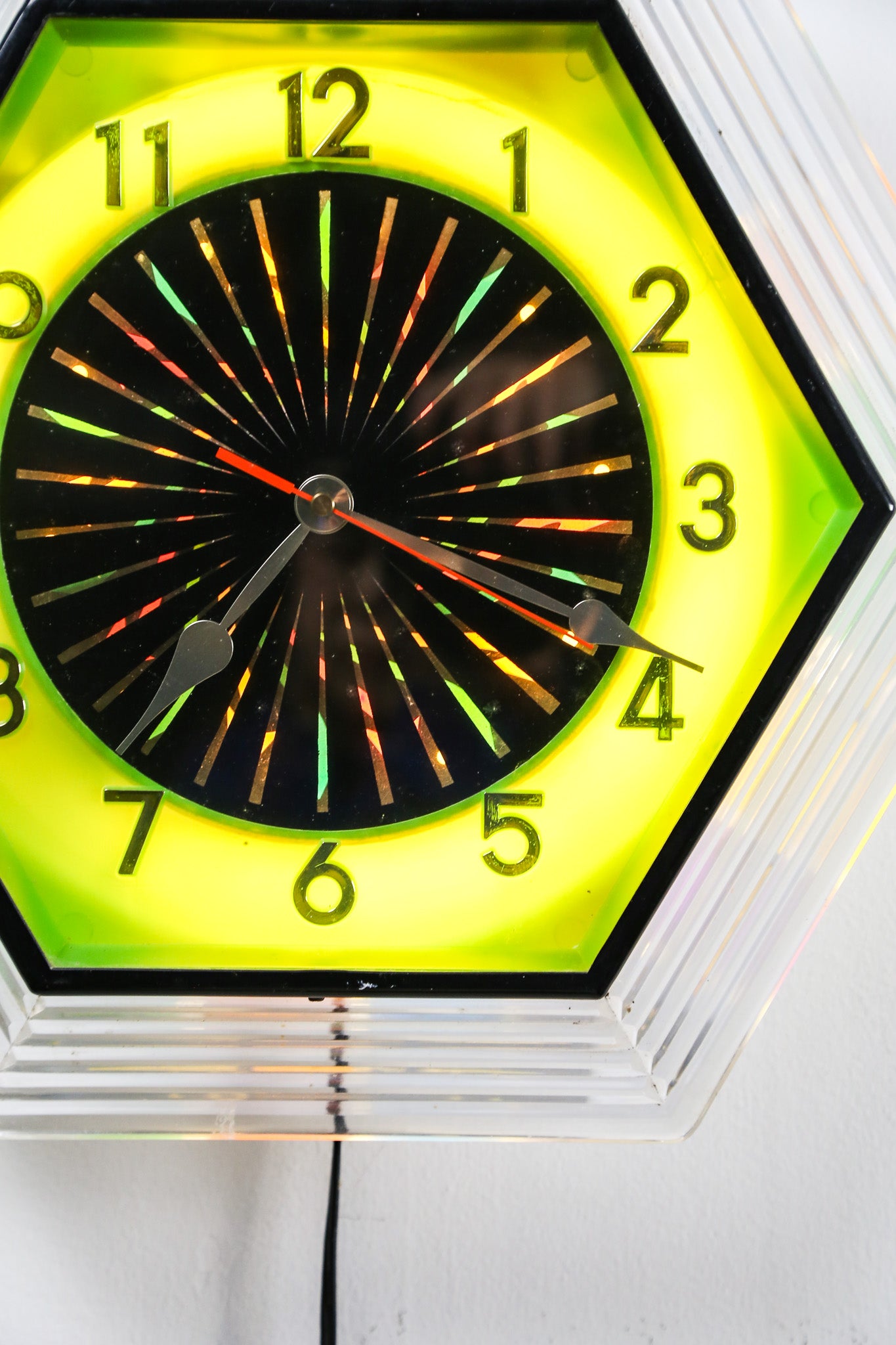 Colorful Glowing Wall Clock / カラフルに光る時計
