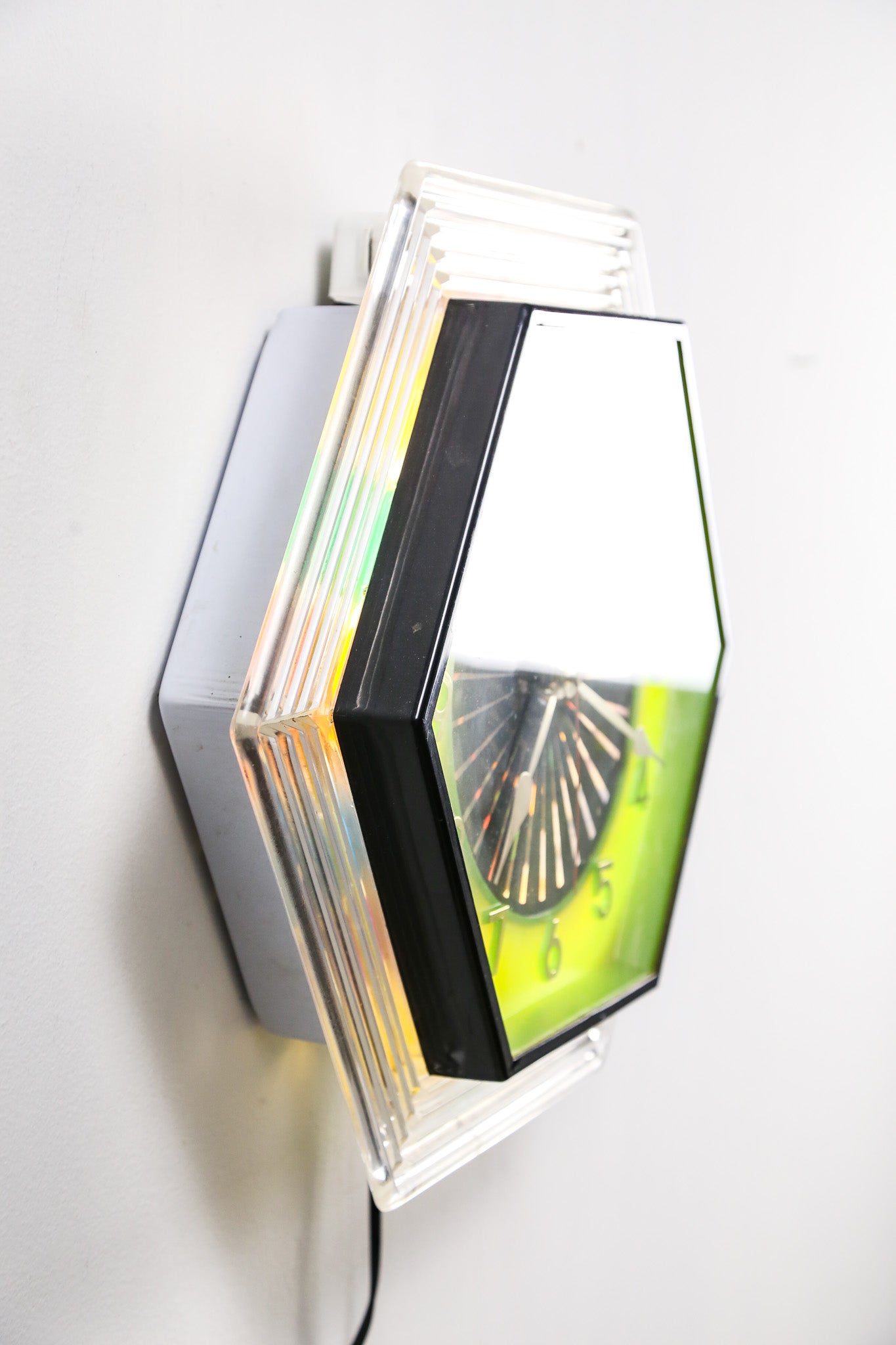 Colorful Glowing Wall Clock / カラフルに光る時計