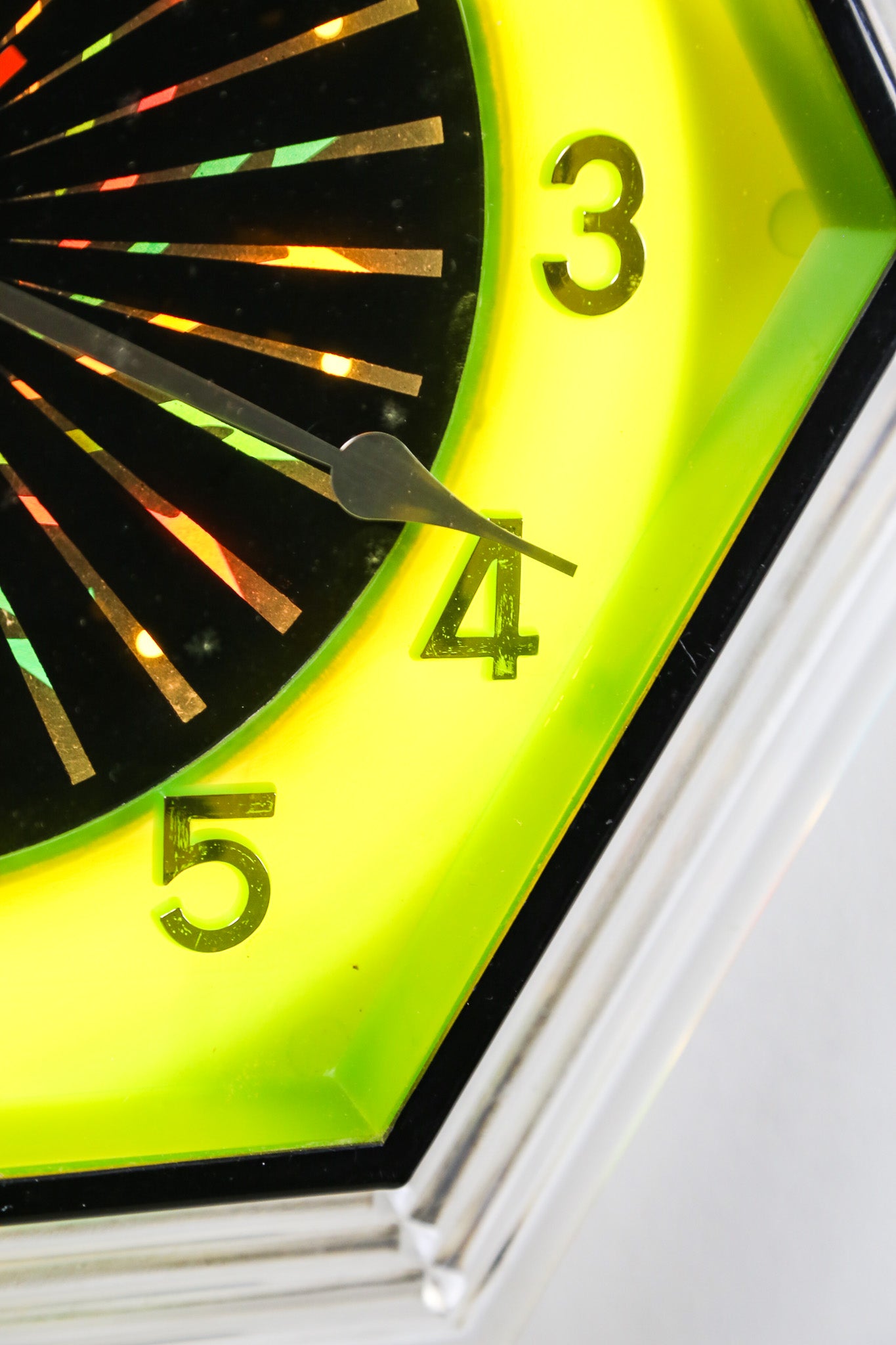 Colorful Glowing Wall Clock / カラフルに光る時計