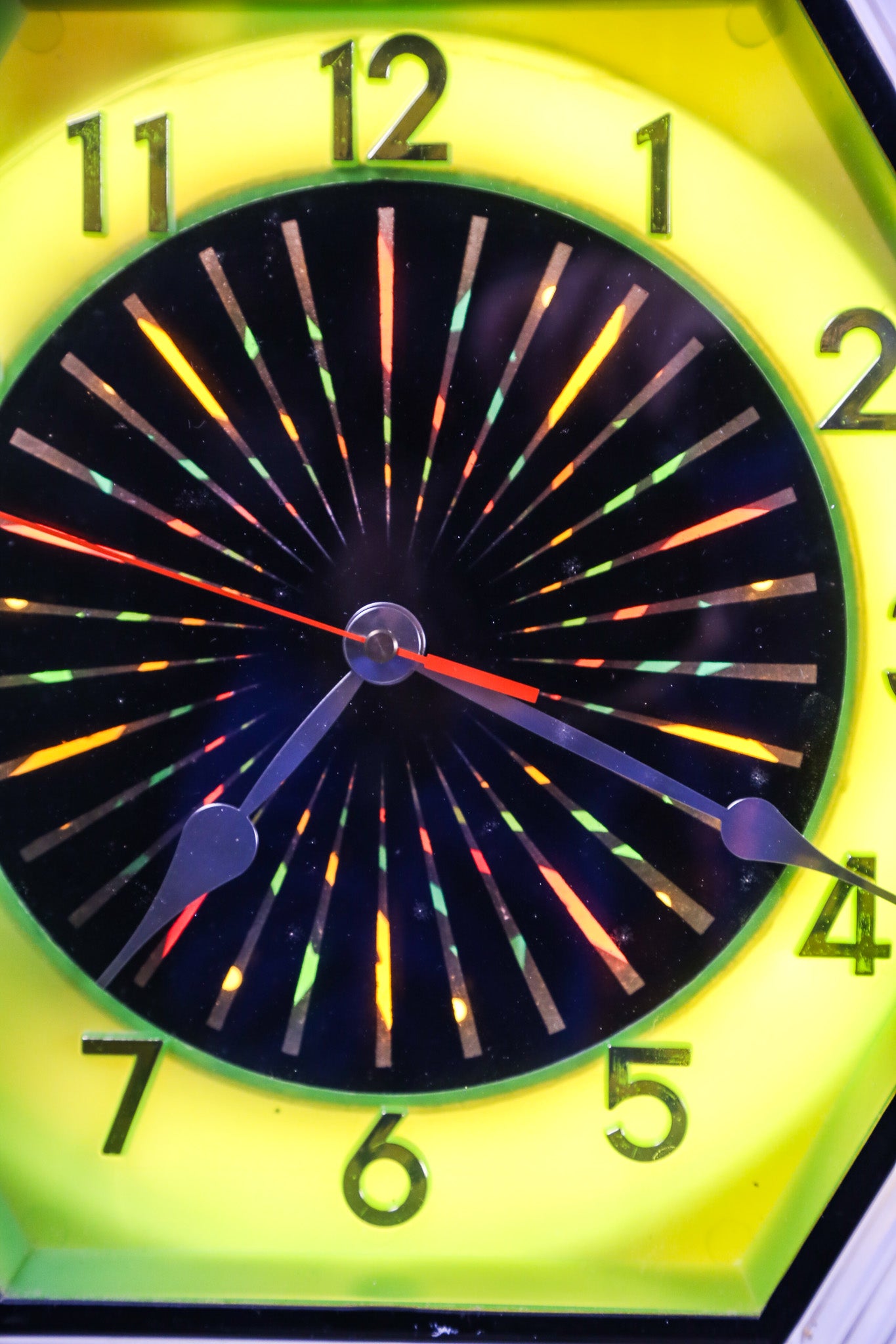 Colorful Glowing Wall Clock / カラフルに光る時計
