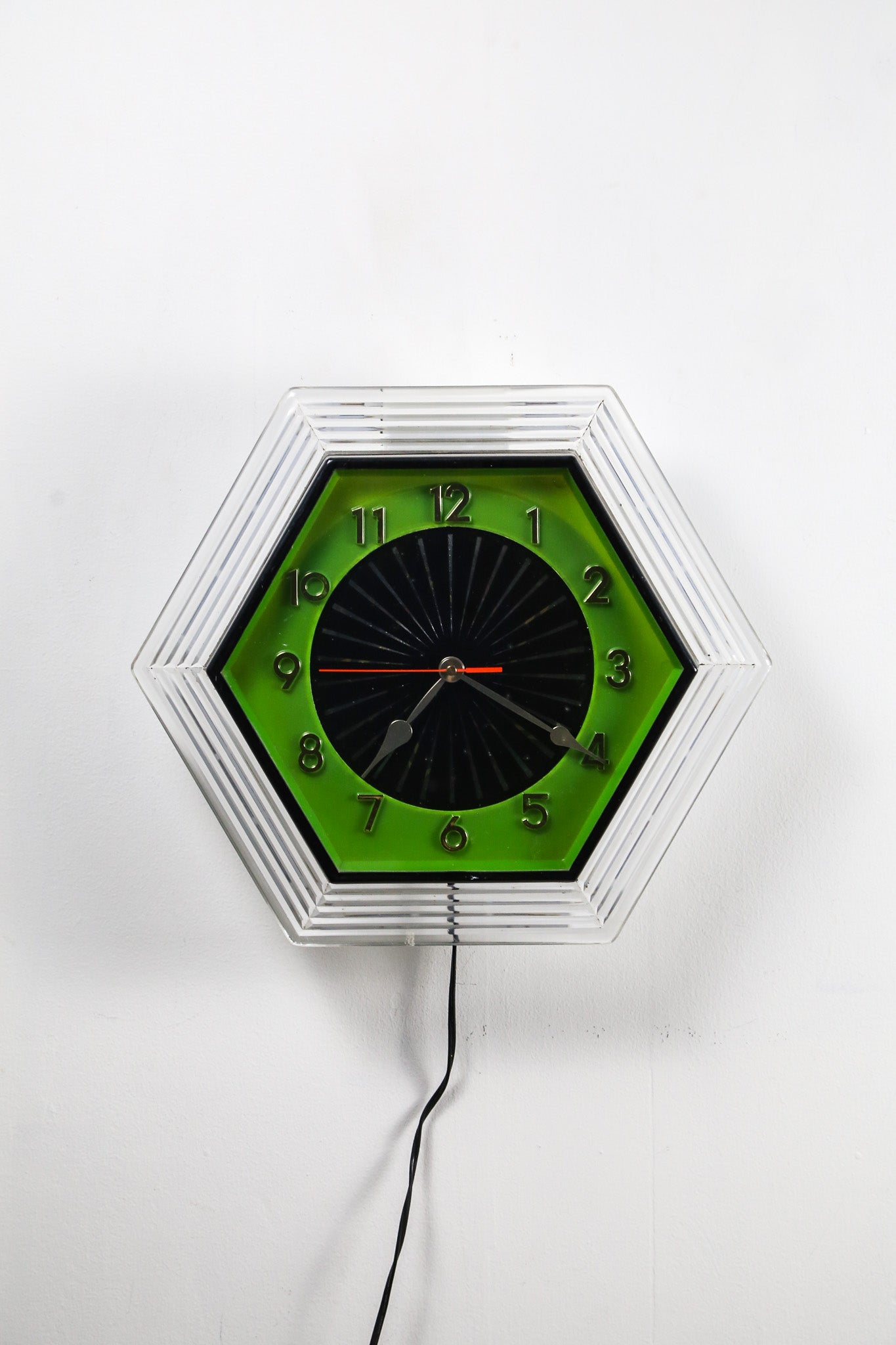 Colorful Glowing Wall Clock / カラフルに光る時計