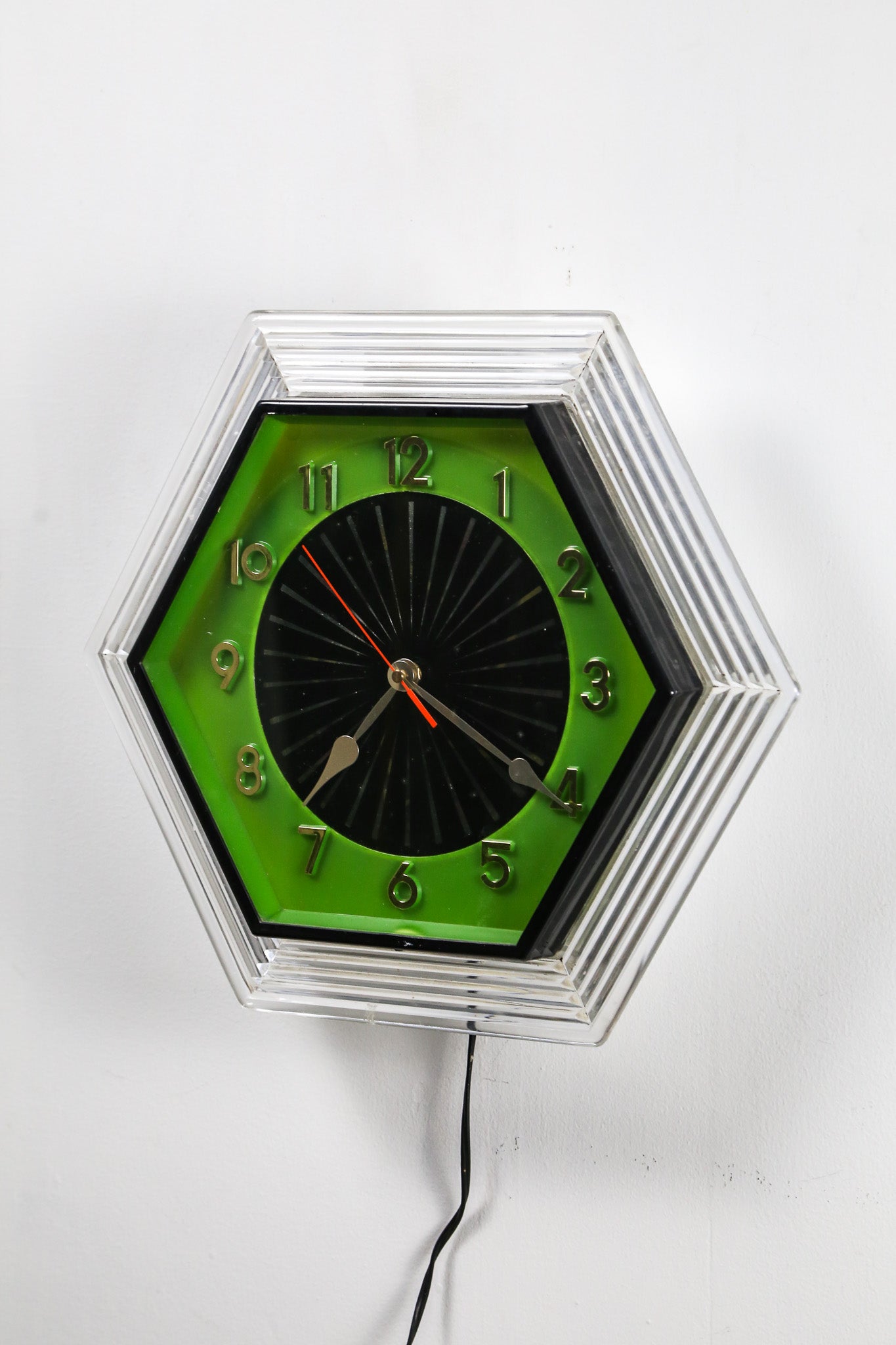 Colorful Glowing Wall Clock / カラフルに光る時計