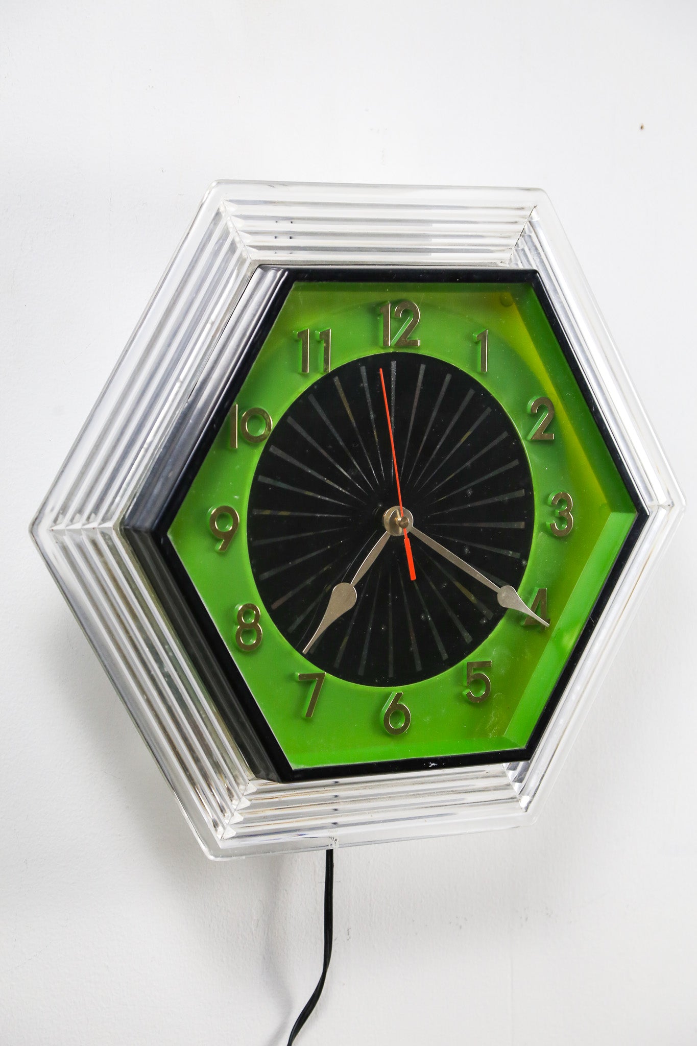 Colorful Glowing Wall Clock / カラフルに光る時計