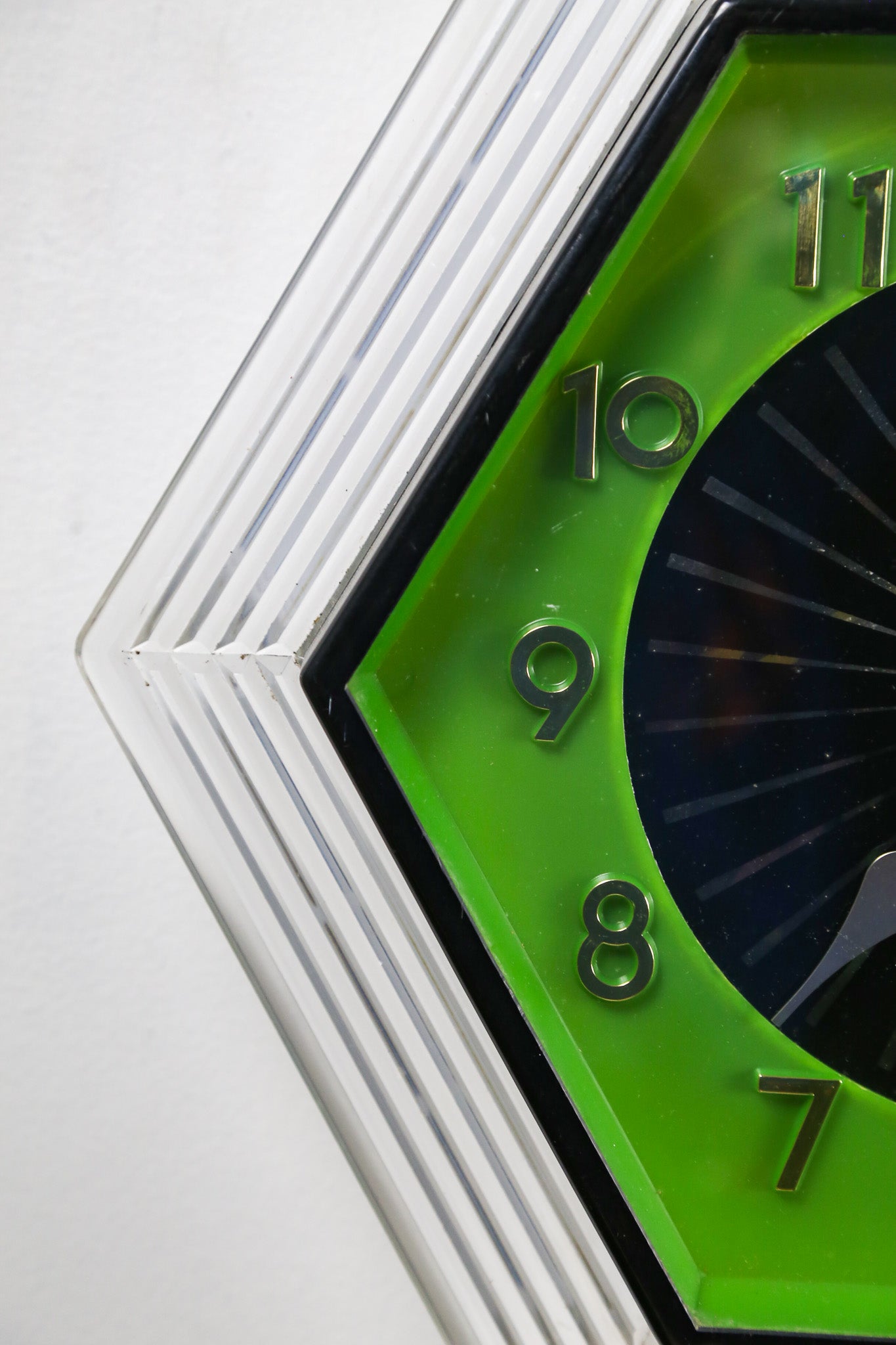 Colorful Glowing Wall Clock / カラフルに光る時計