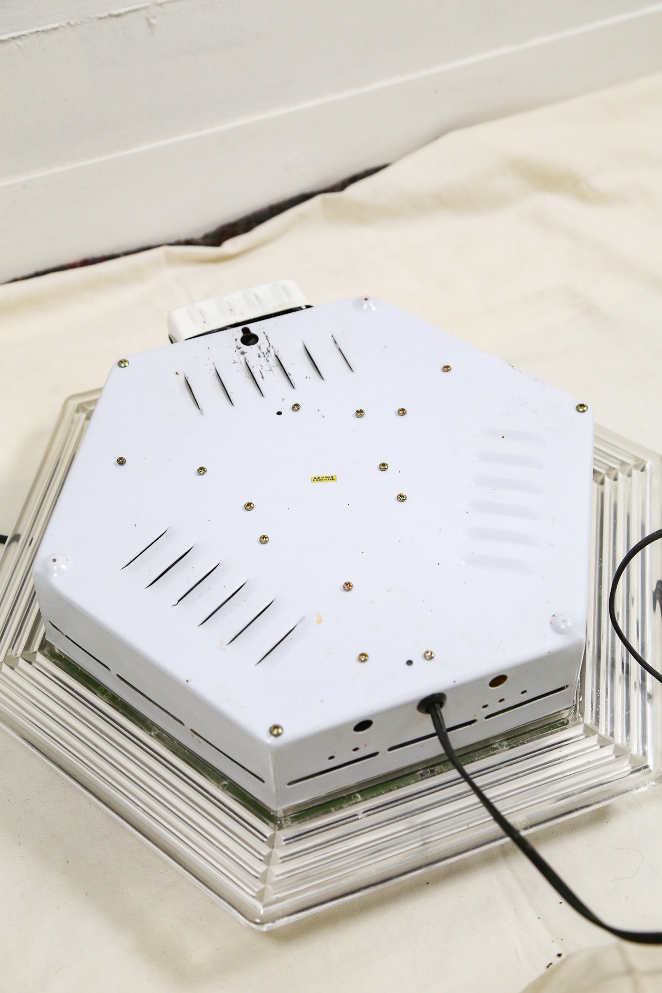 Colorful Glowing Wall Clock / カラフルに光る時計