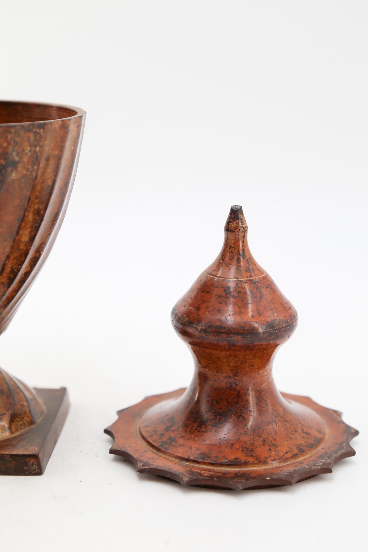 Urn shaped Decorative Container / 金属製蓋付きの壺