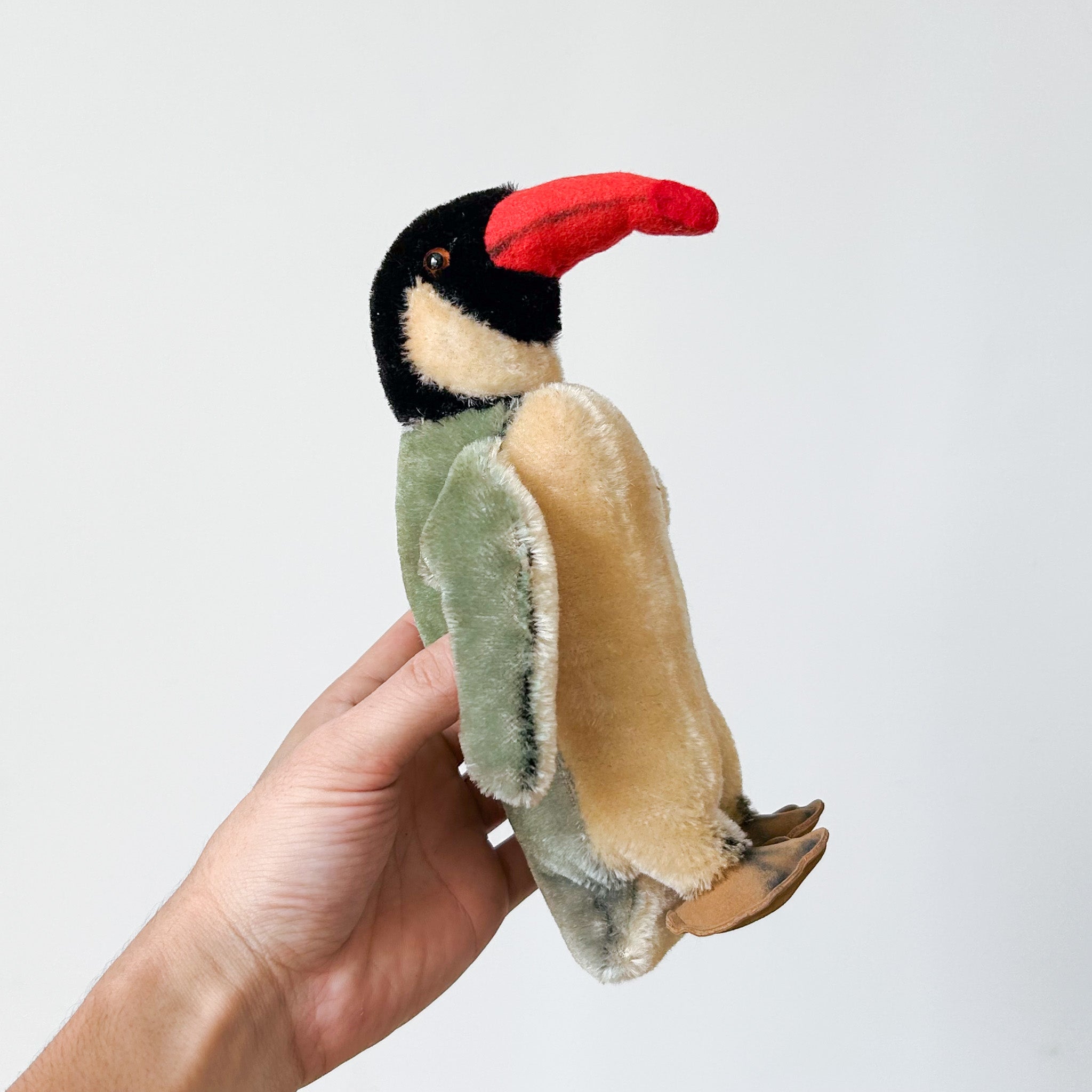 Penguin Stuffed Animal / ペンギンのぬいぐるみ