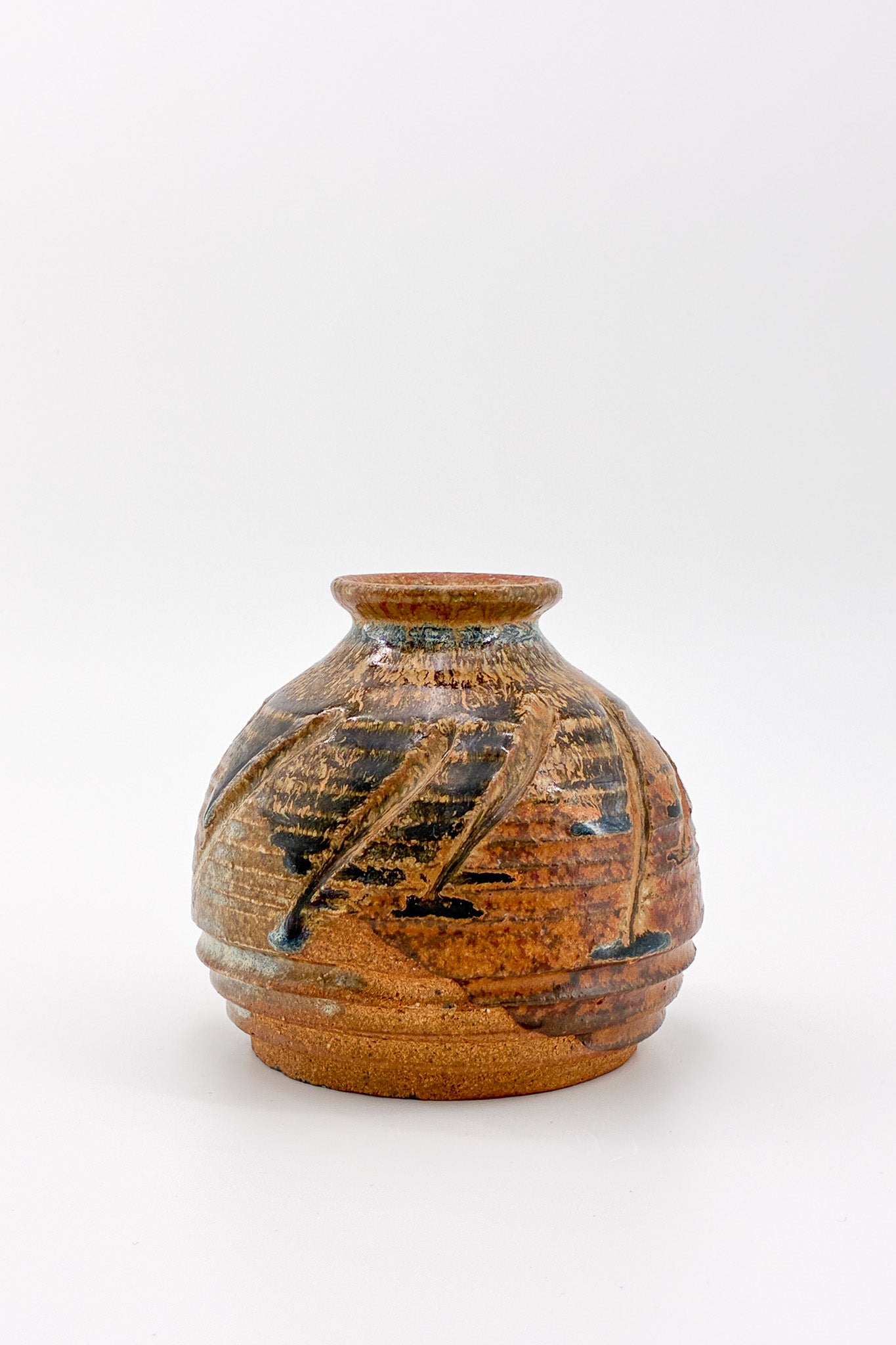 Small Pottery Vase with Spiral Texture / スパイラルテクスチャー 陶器製 小型ベース