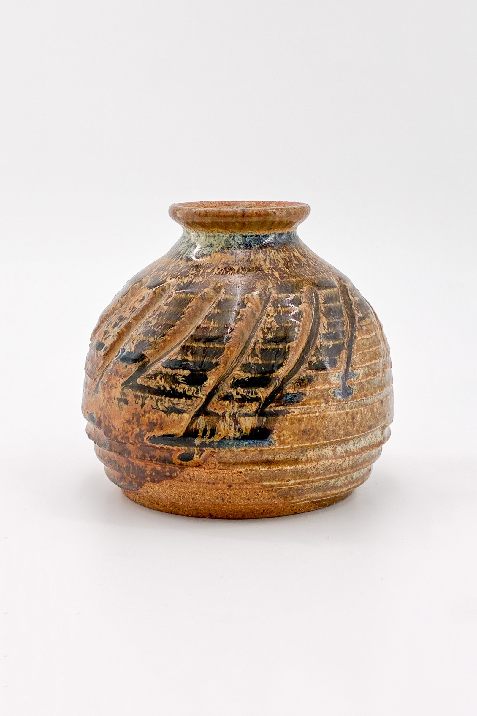 Small Pottery Vase with Spiral Texture / スパイラルテクスチャー 陶器製 小型ベース
