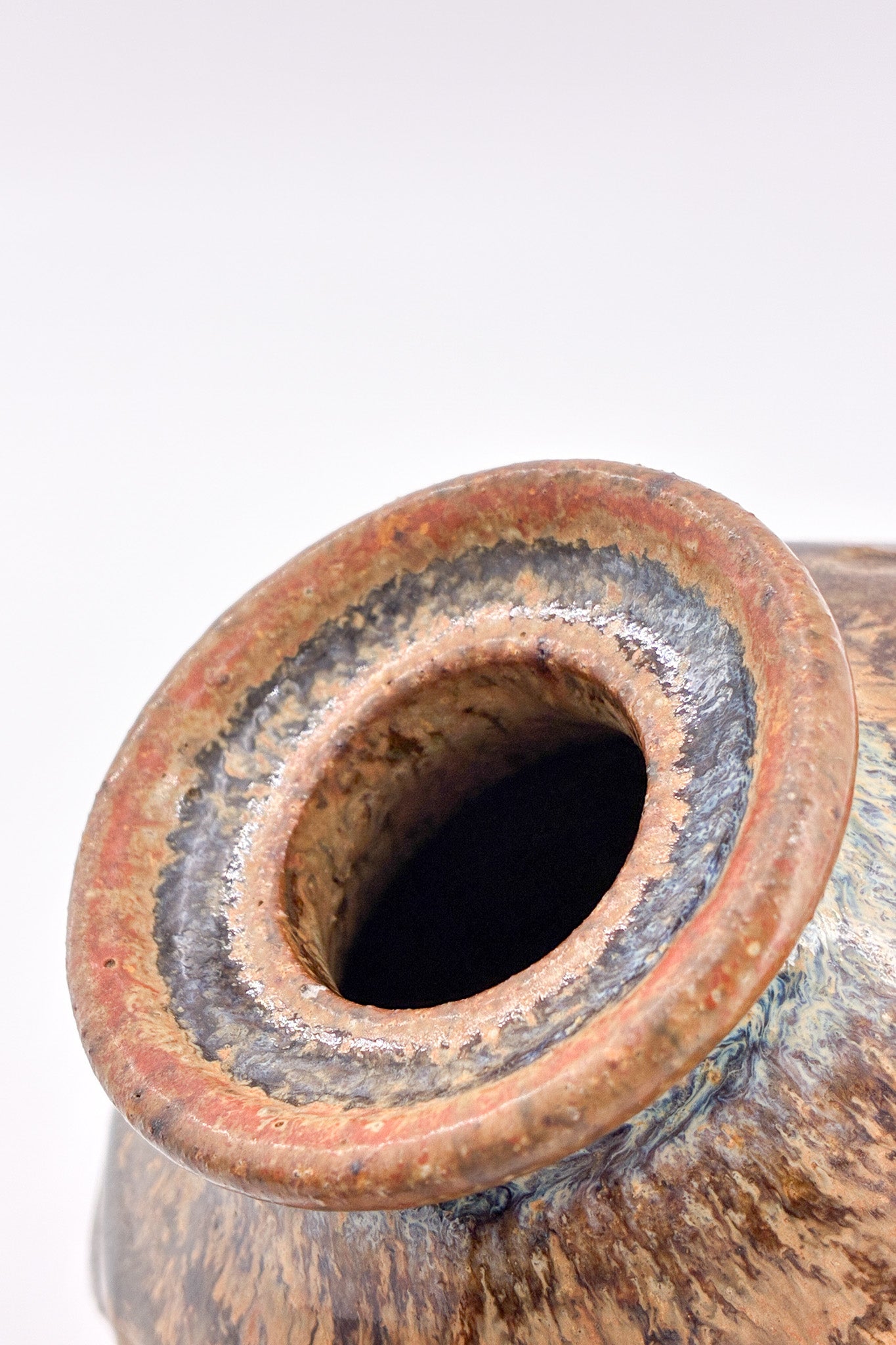 Small Pottery Vase with Spiral Texture / スパイラルテクスチャー 陶器製 小型ベース
