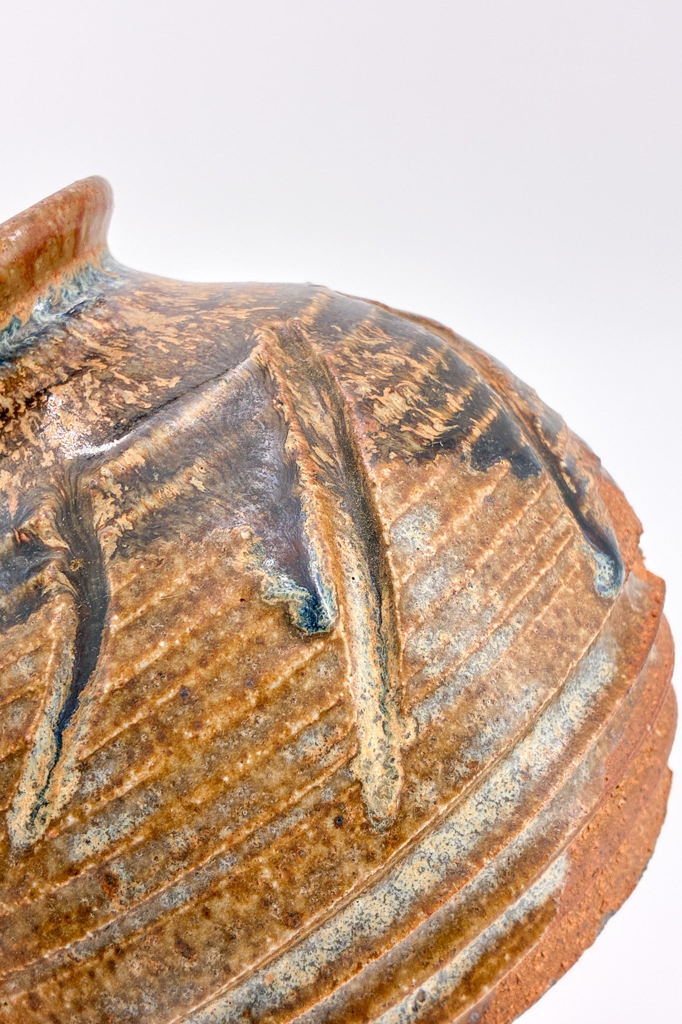 Small Pottery Vase with Spiral Texture / スパイラルテクスチャー 陶器製 小型ベース