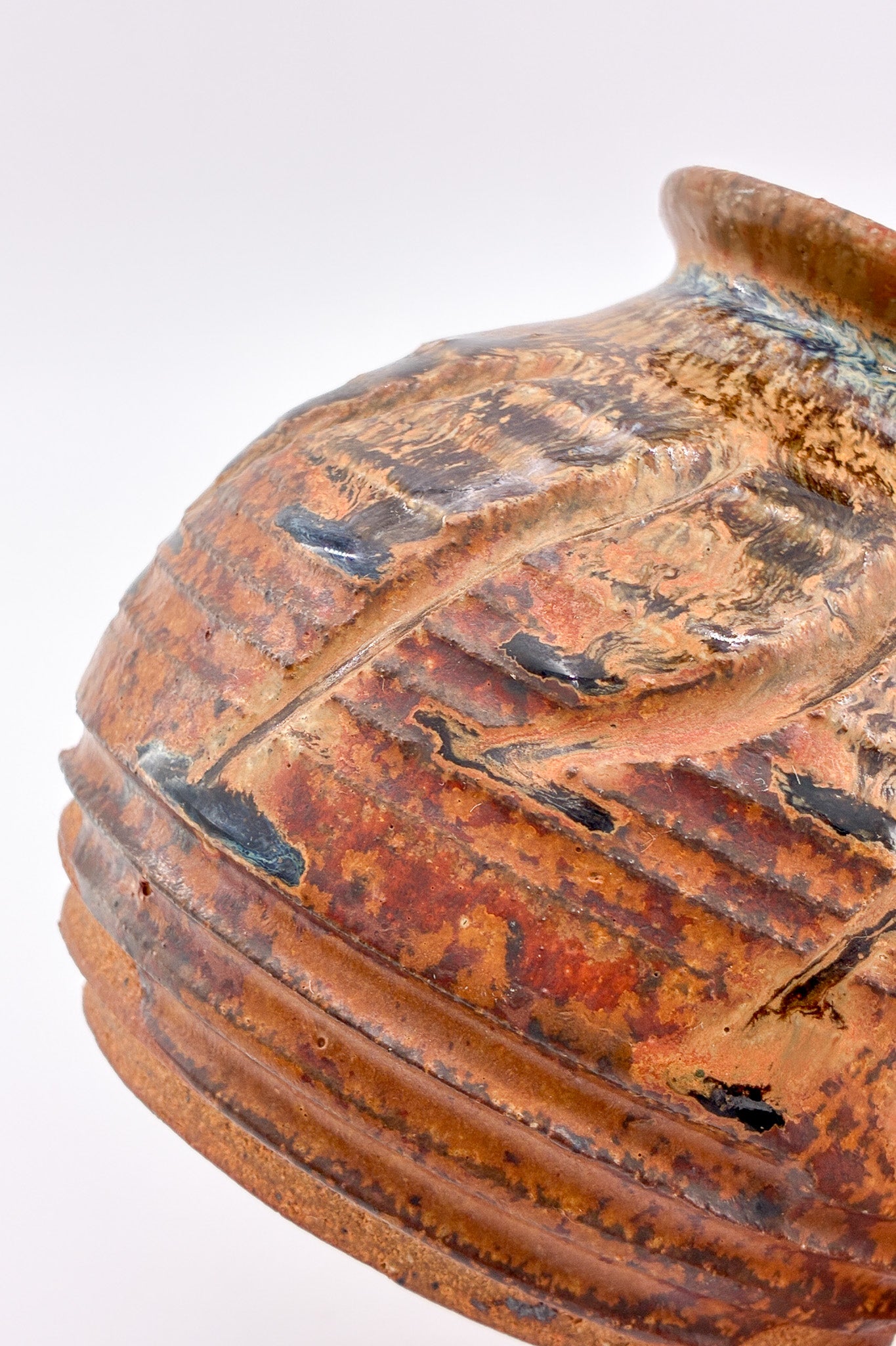 Small Pottery Vase with Spiral Texture / スパイラルテクスチャー 陶器製 小型ベース