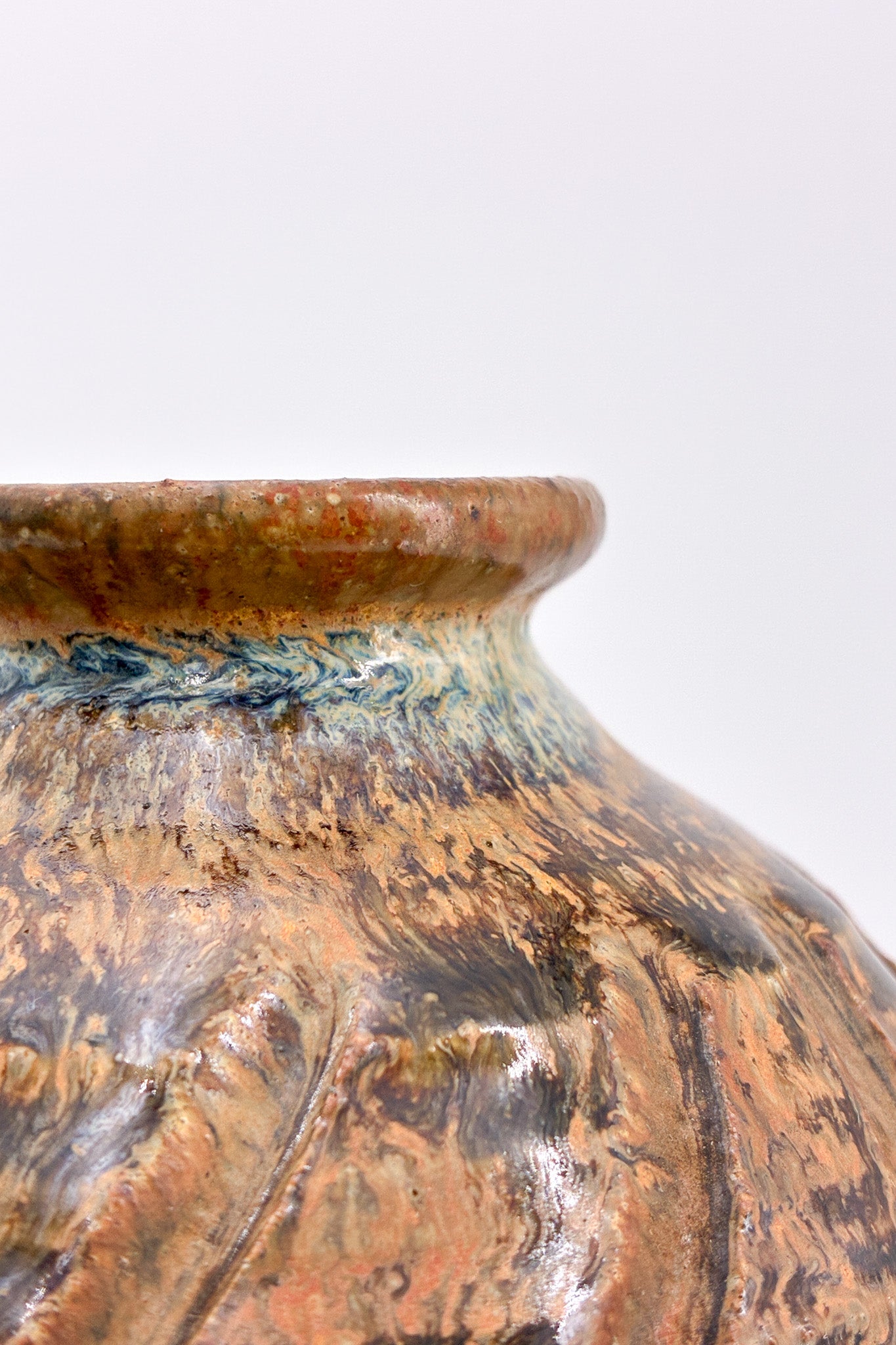 Small Pottery Vase with Spiral Texture / スパイラルテクスチャー 陶器製 小型ベース