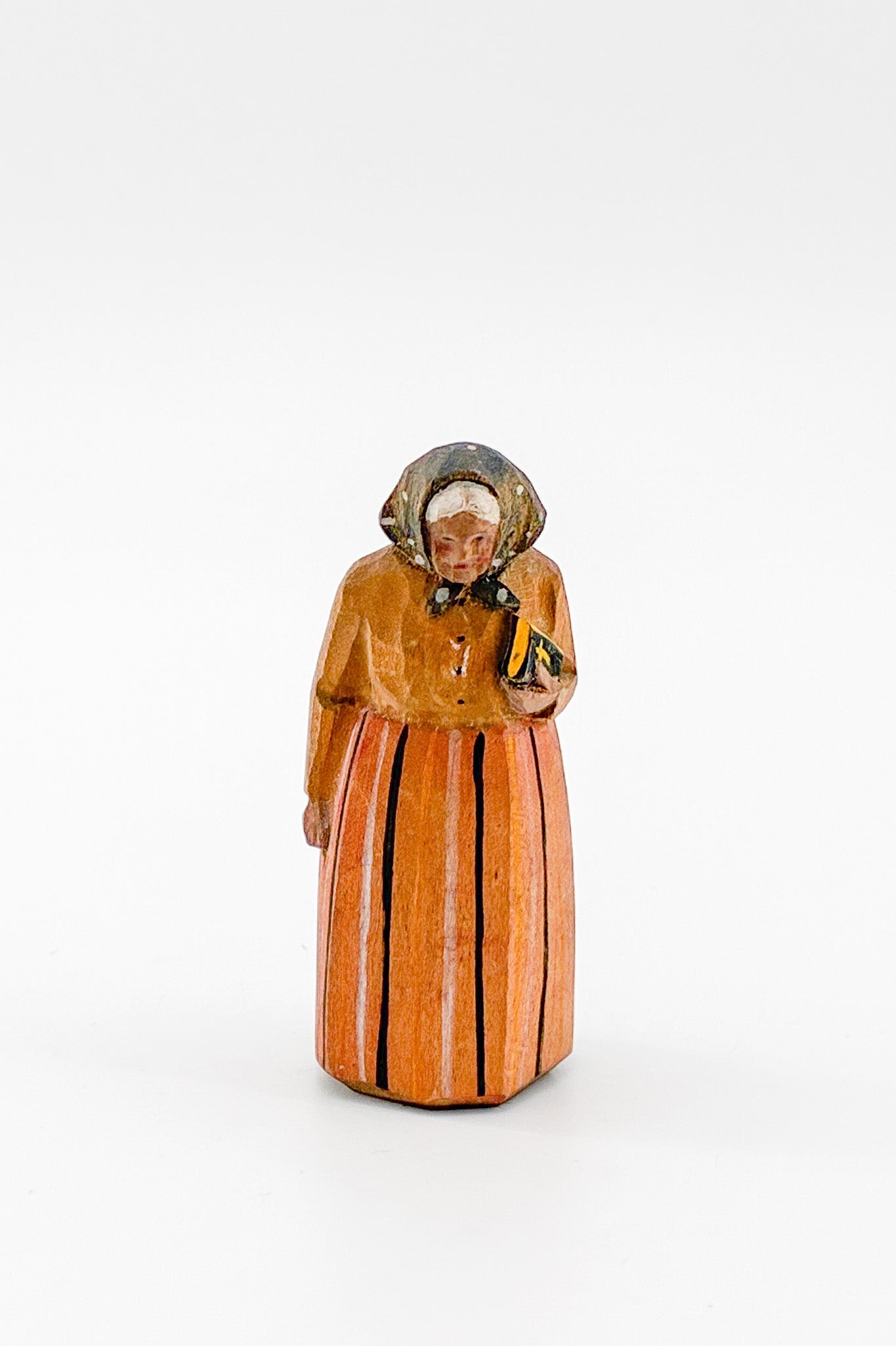 Vintage Wood Carved Figurine "Old Lady with Bible" / 木彫りの人形「聖書を持つ老婦人」