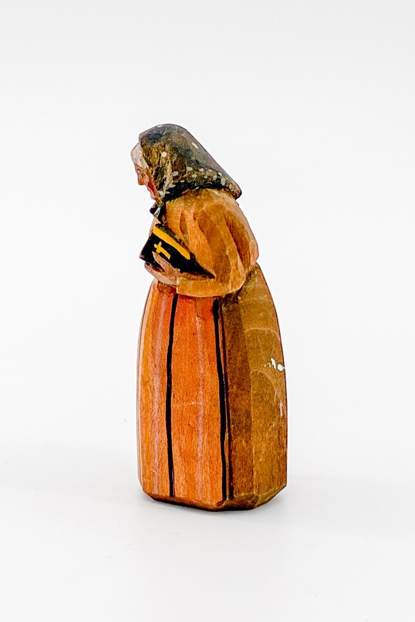 Vintage Wood Carved Figurine "Old Lady with Bible" / 木彫りの人形「聖書を持つ老婦人」