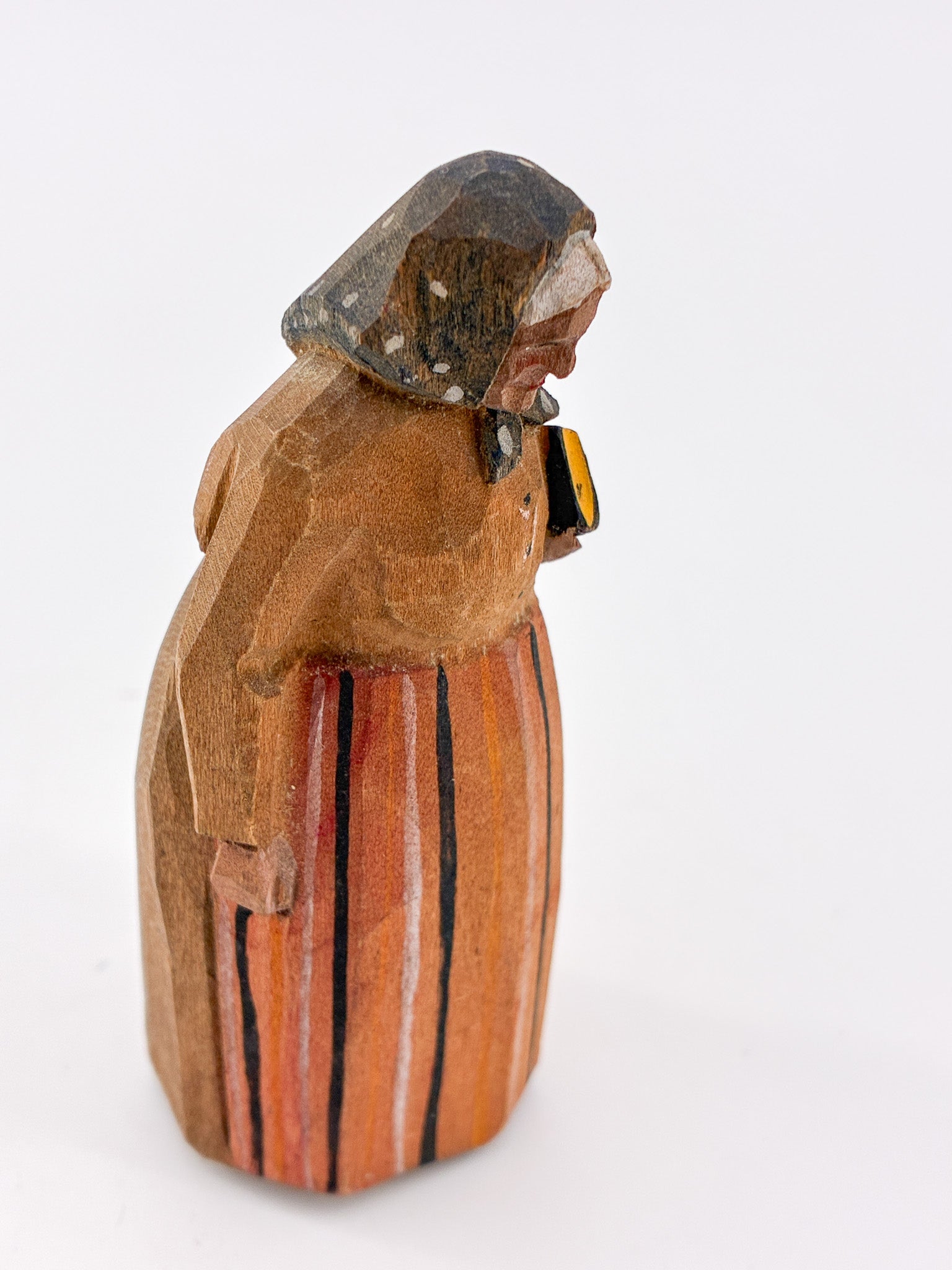 Vintage Wood Carved Figurine "Old Lady with Bible" / 木彫りの人形「聖書を持つ老婦人」
