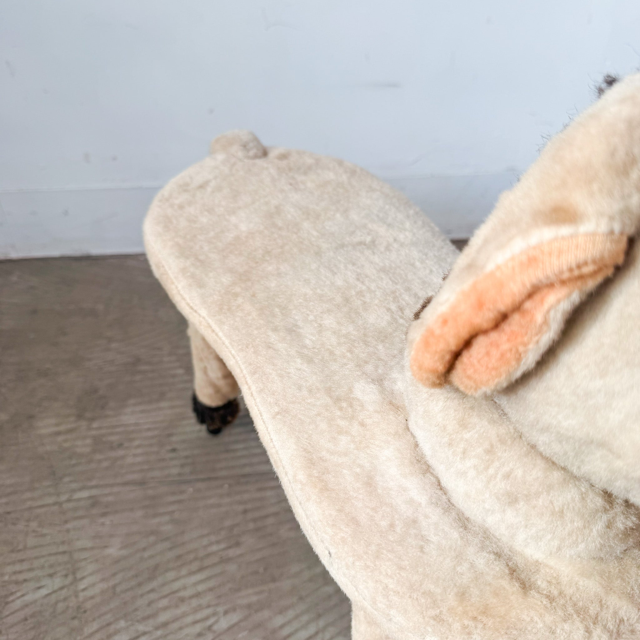 Lamb Stand / 子羊のスタンド