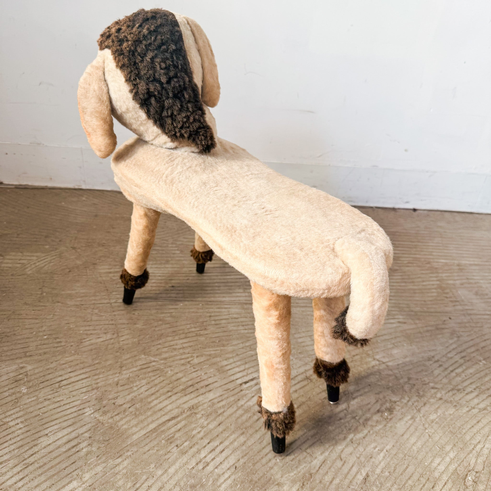 Lamb Stand / 子羊のスタンド