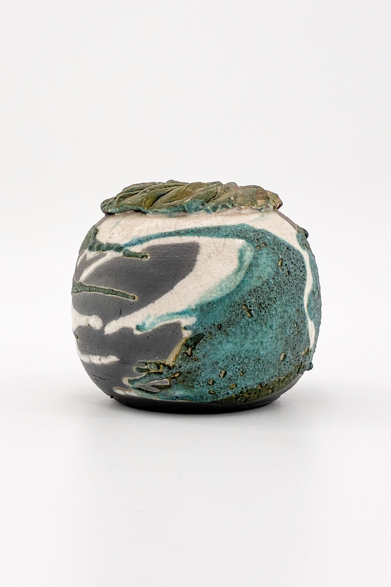 Small Ceramic Vessel with Textured Surface / 小さな装飾陶器