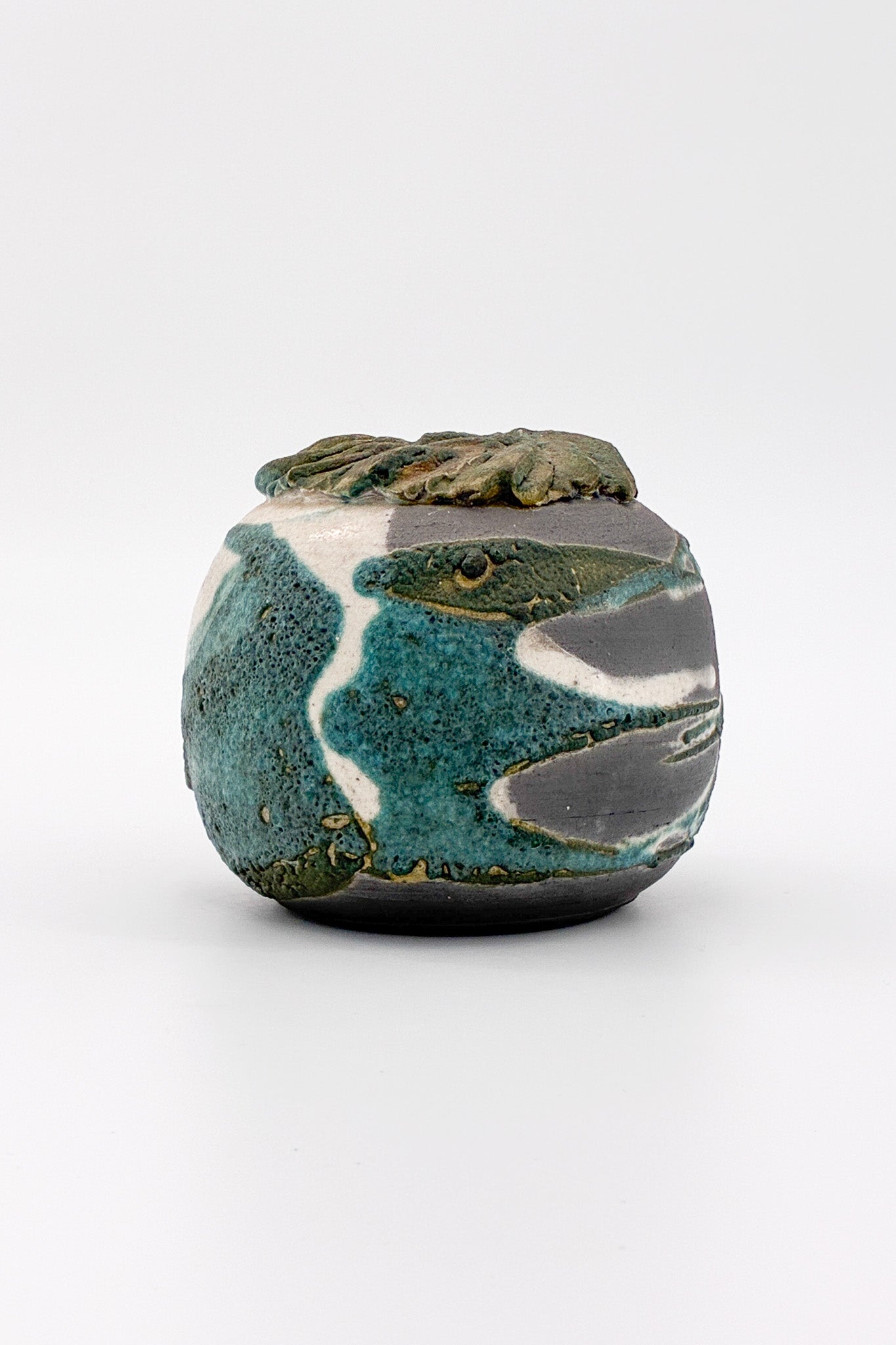 Small Ceramic Vessel with Textured Surface / 小さな装飾陶器